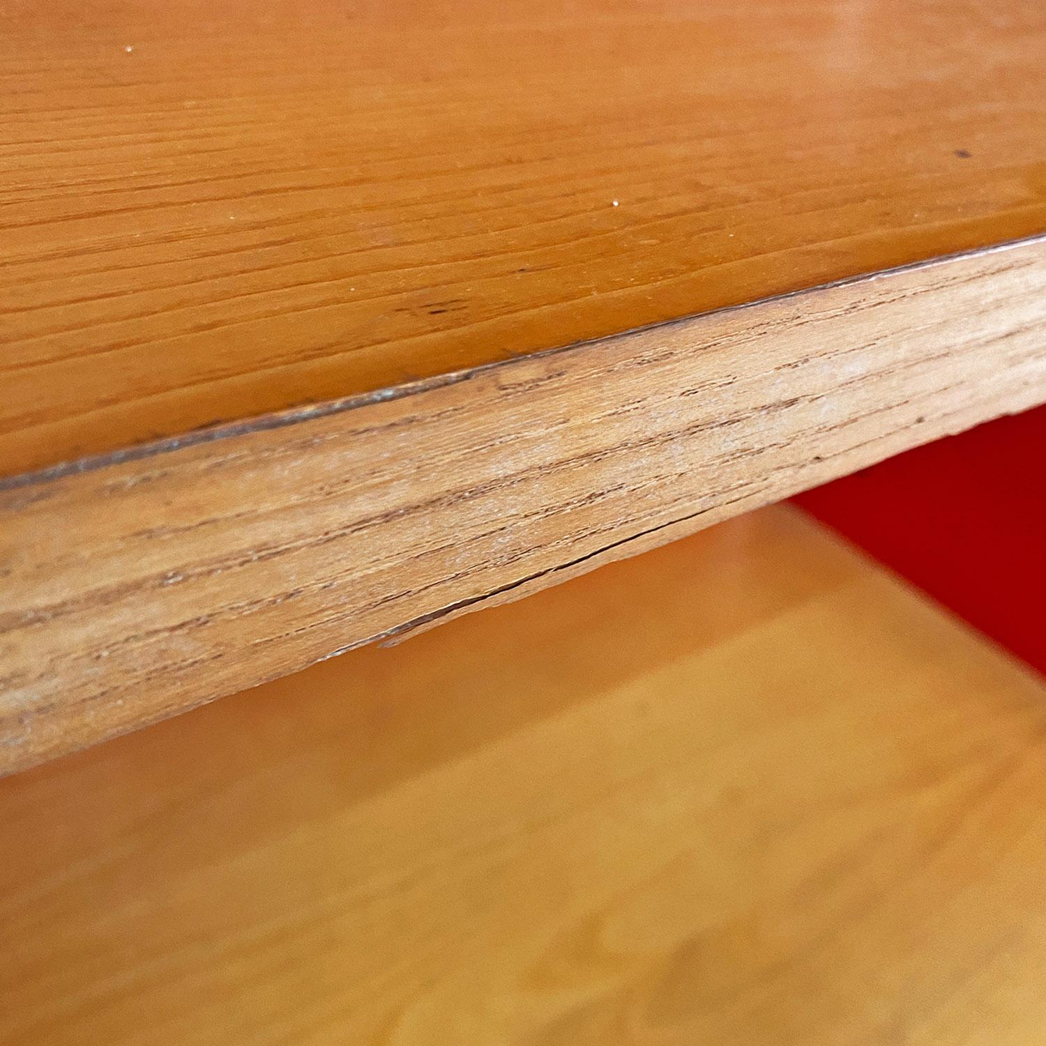 Librería autoportante italiana moderna de madera y metal rojo de Arflex, años 70 en venta 10