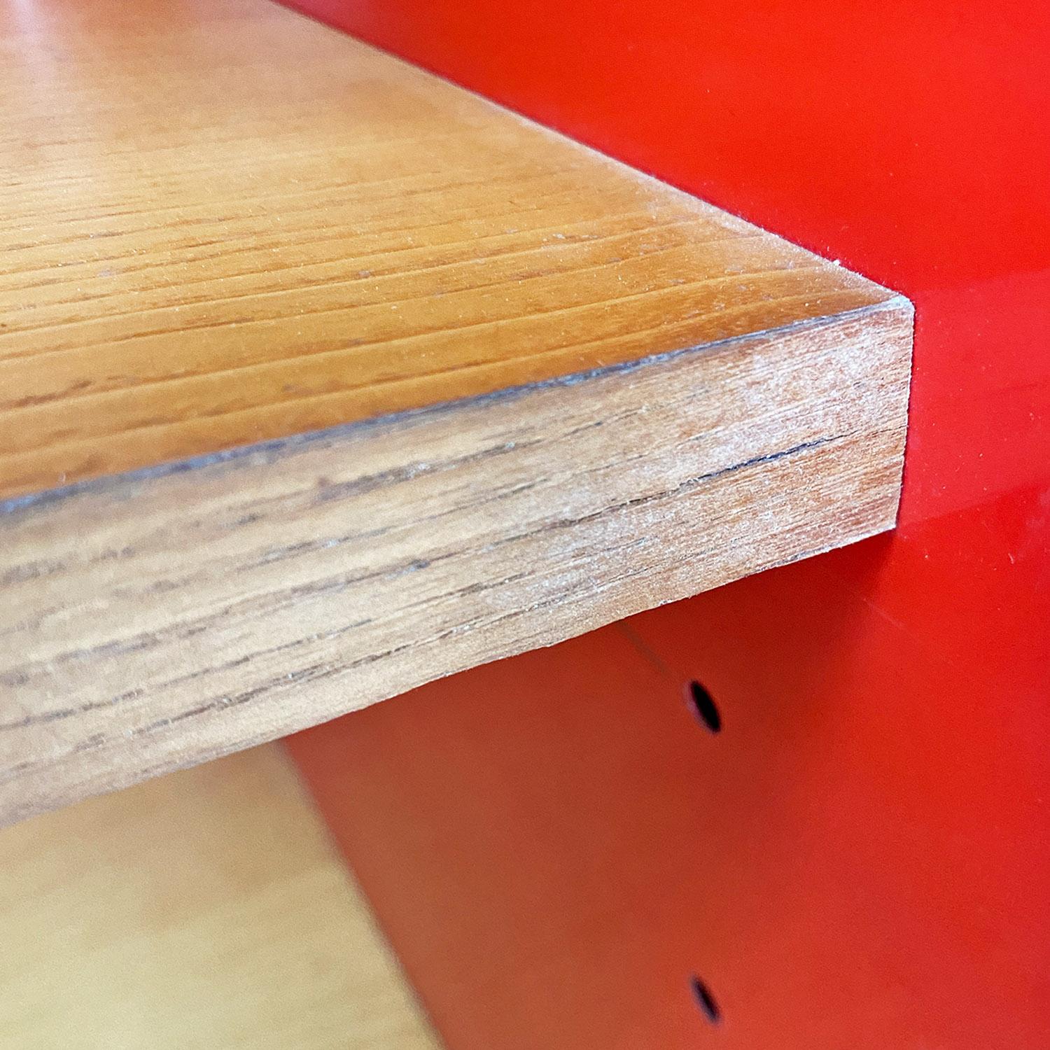 Librería autoportante italiana moderna de madera y metal rojo de Arflex, años 70 en venta 11