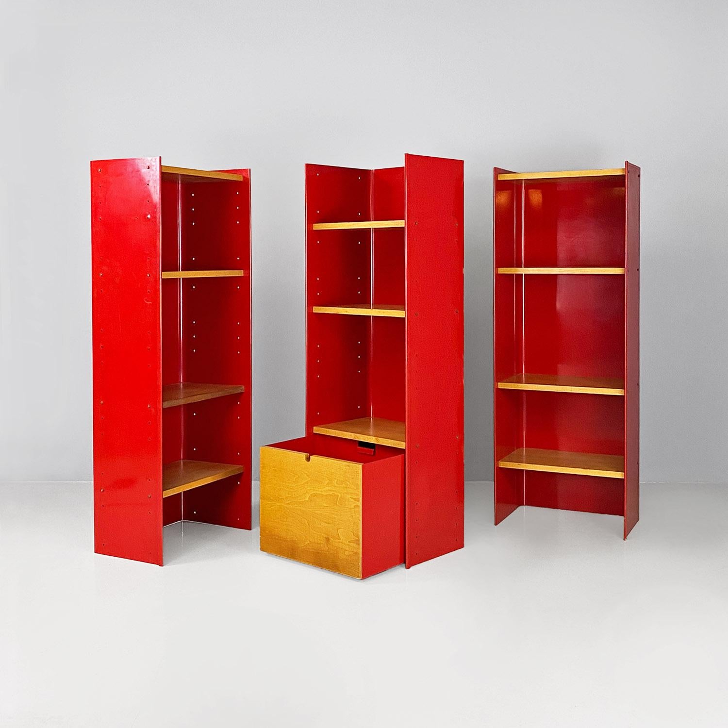 Librería autoportante italiana moderna de madera y metal rojo de Arflex, años 70.
Librería autoportante con estructura metálica curvada y esmalte rojo brillante, con estantes de madera maciza y cajón central extraíble con ruedas.
Fabricado por