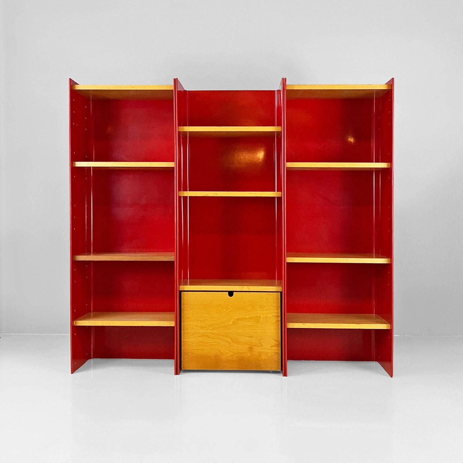 Librería autoportante italiana moderna de madera y metal rojo de Arflex, años 70 Moderno en venta