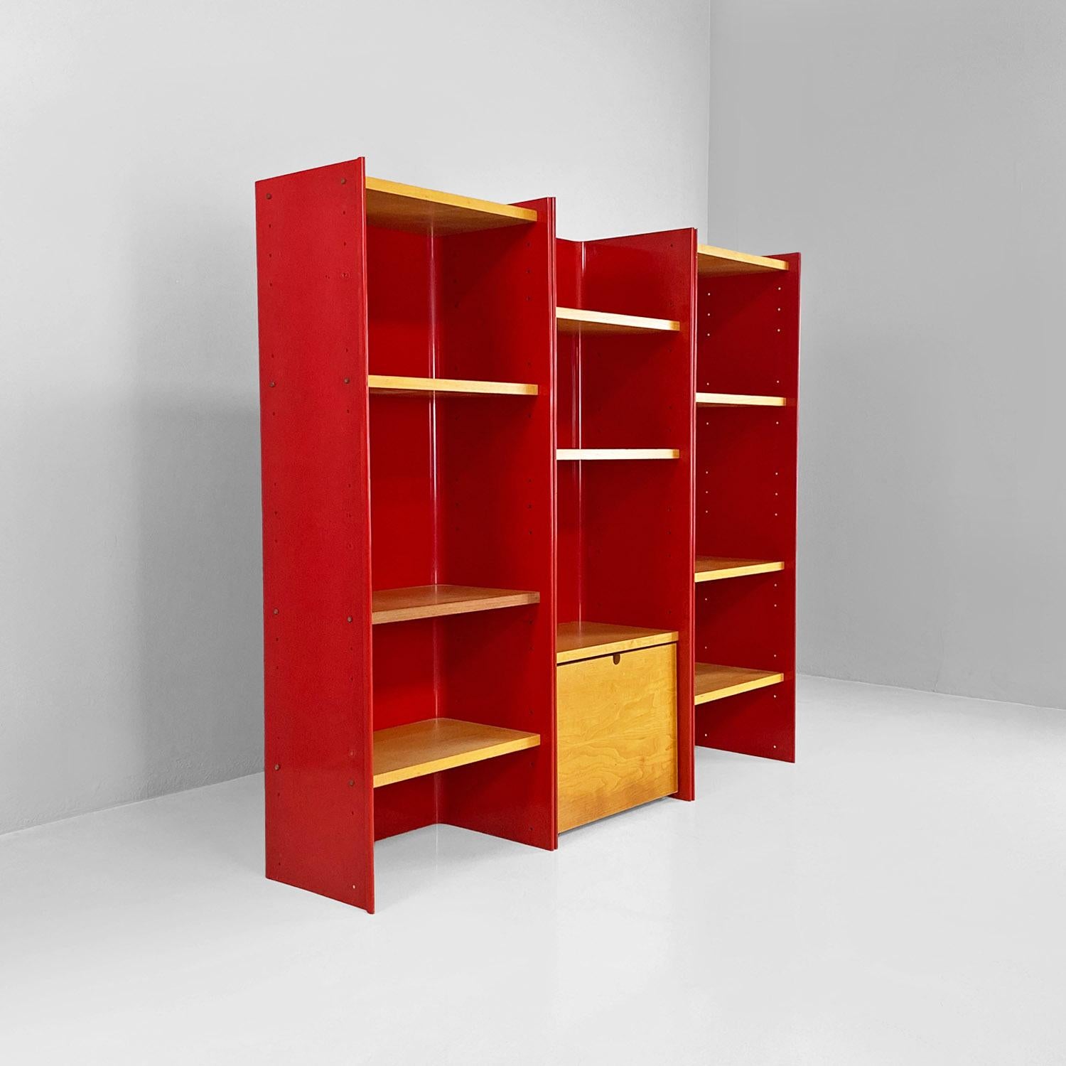 Librería autoportante italiana moderna de madera y metal rojo de Arflex, años 70 Italiano en venta