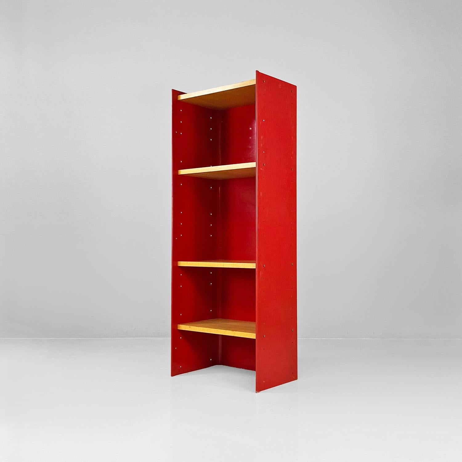 Librería autoportante italiana moderna de madera y metal rojo de Arflex, años 70 en Bueno estado para la venta en MIlano, IT