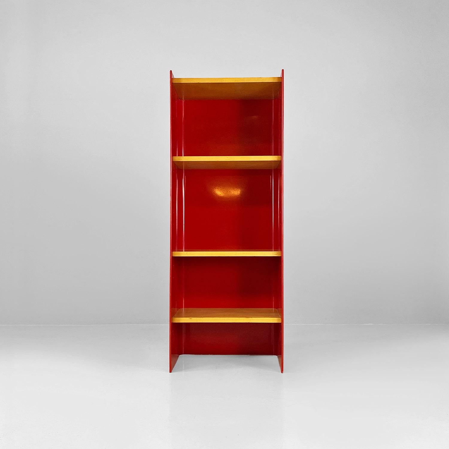 Librería autoportante italiana moderna de madera y metal rojo de Arflex, años 70 finales del siglo XX en venta