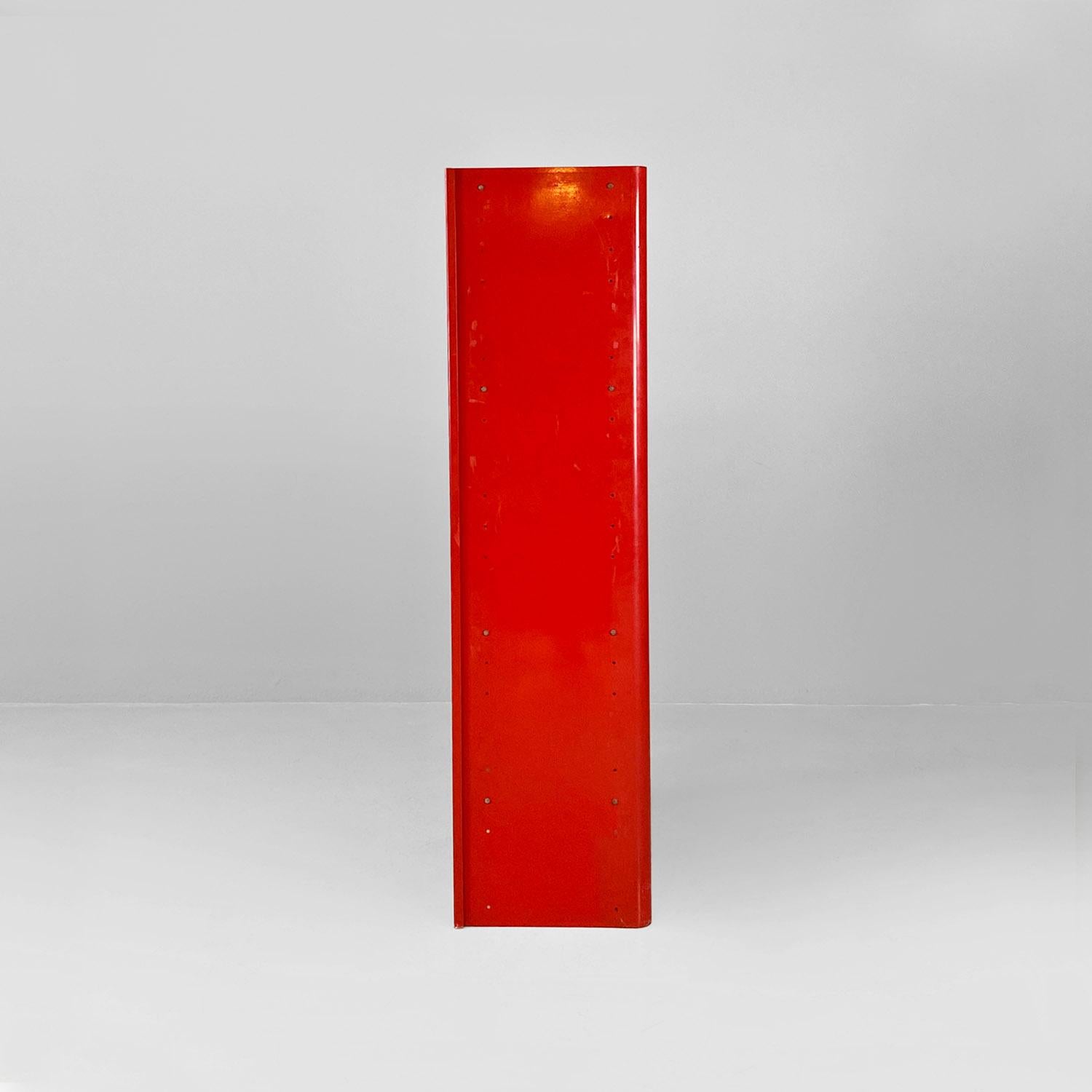 Librería autoportante italiana moderna de madera y metal rojo de Arflex, años 70 Metal en venta