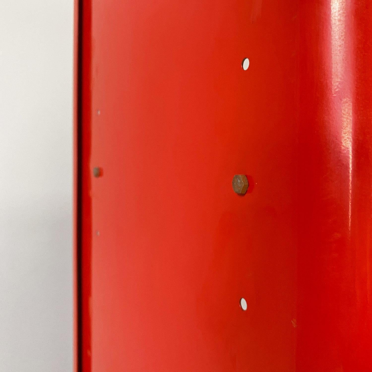 Librería autoportante italiana moderna de madera y metal rojo de Arflex, años 70 en venta 1
