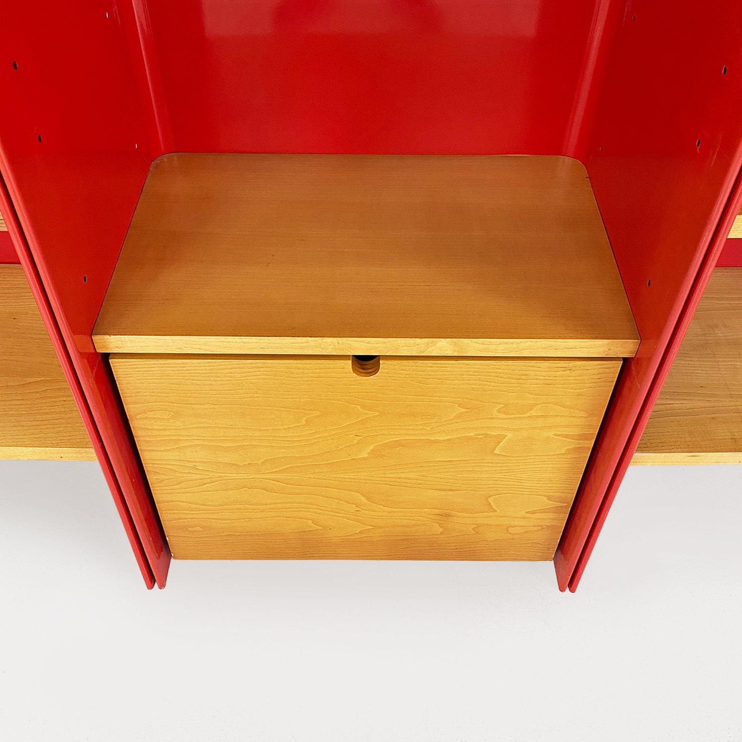 Librería autoportante italiana moderna de madera y metal rojo de Arflex, años 70 en venta 2