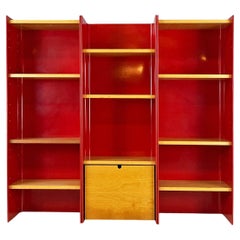 Italian modern wood and red metal self-supporting bookcase by Arflex, 1970s