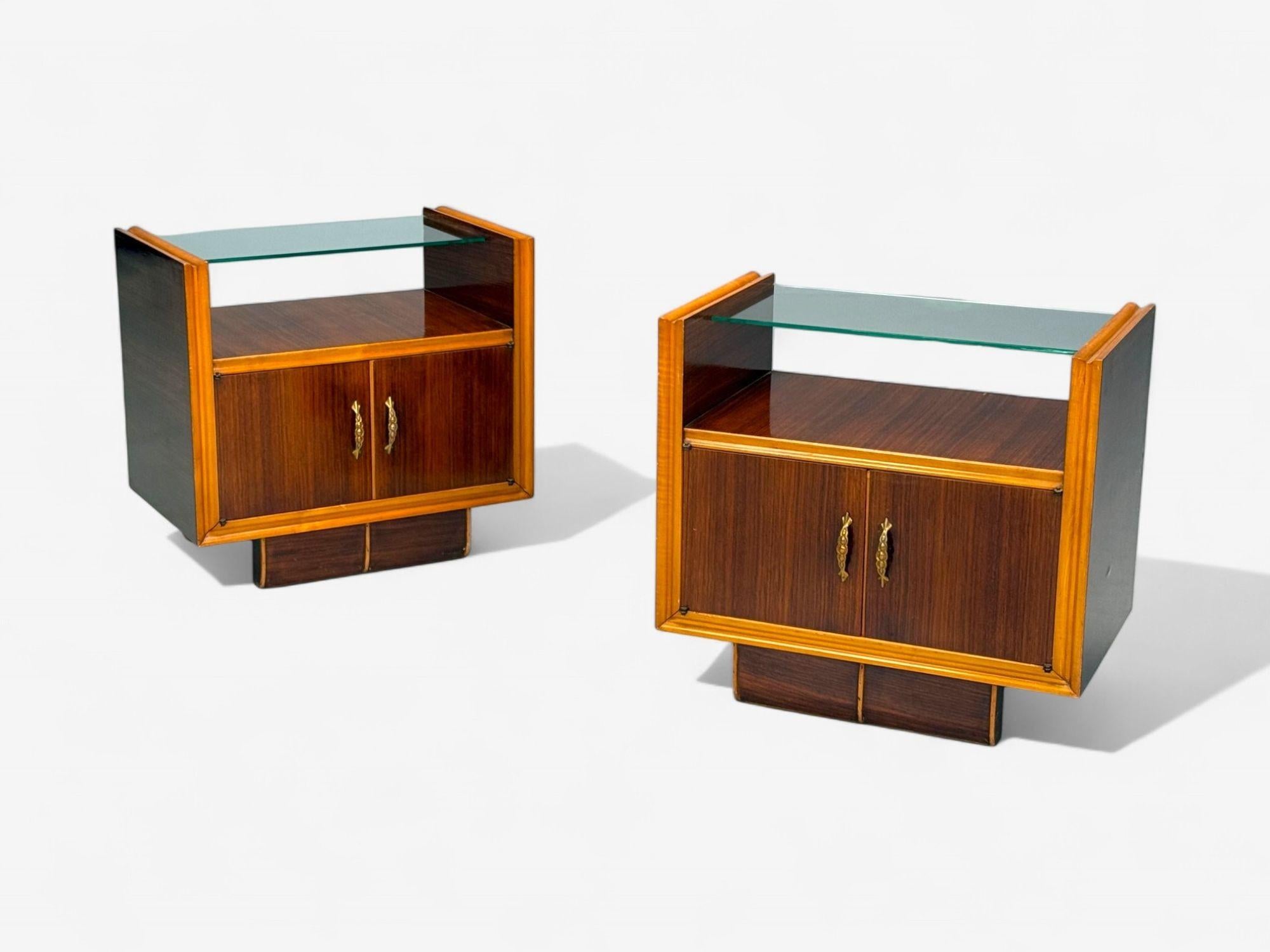 Italienische Moderne, Holz, Messing, Glas, Nachttische oder Beistelltische, Italien, 1950er Jahre

Ein Paar Nachttische aus Holz und Glas, entworfen und hergestellt in Italien in den 1950er Jahren. Jedes Exemplar verfügt über eine abnehmbare