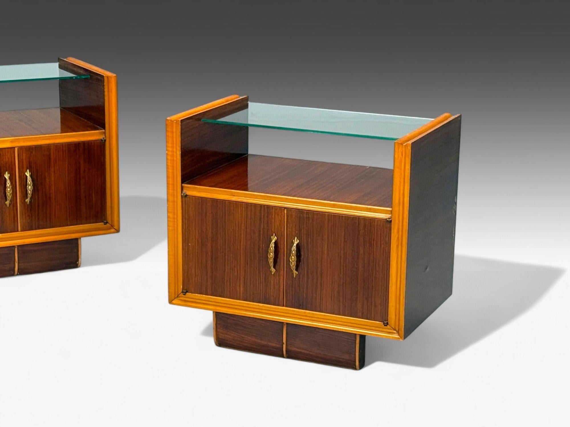 Italienisch modern, Holz, Messing, Glas, Nachttische, Italien, 1950er Jahre (Moderne der Mitte des Jahrhunderts) im Angebot