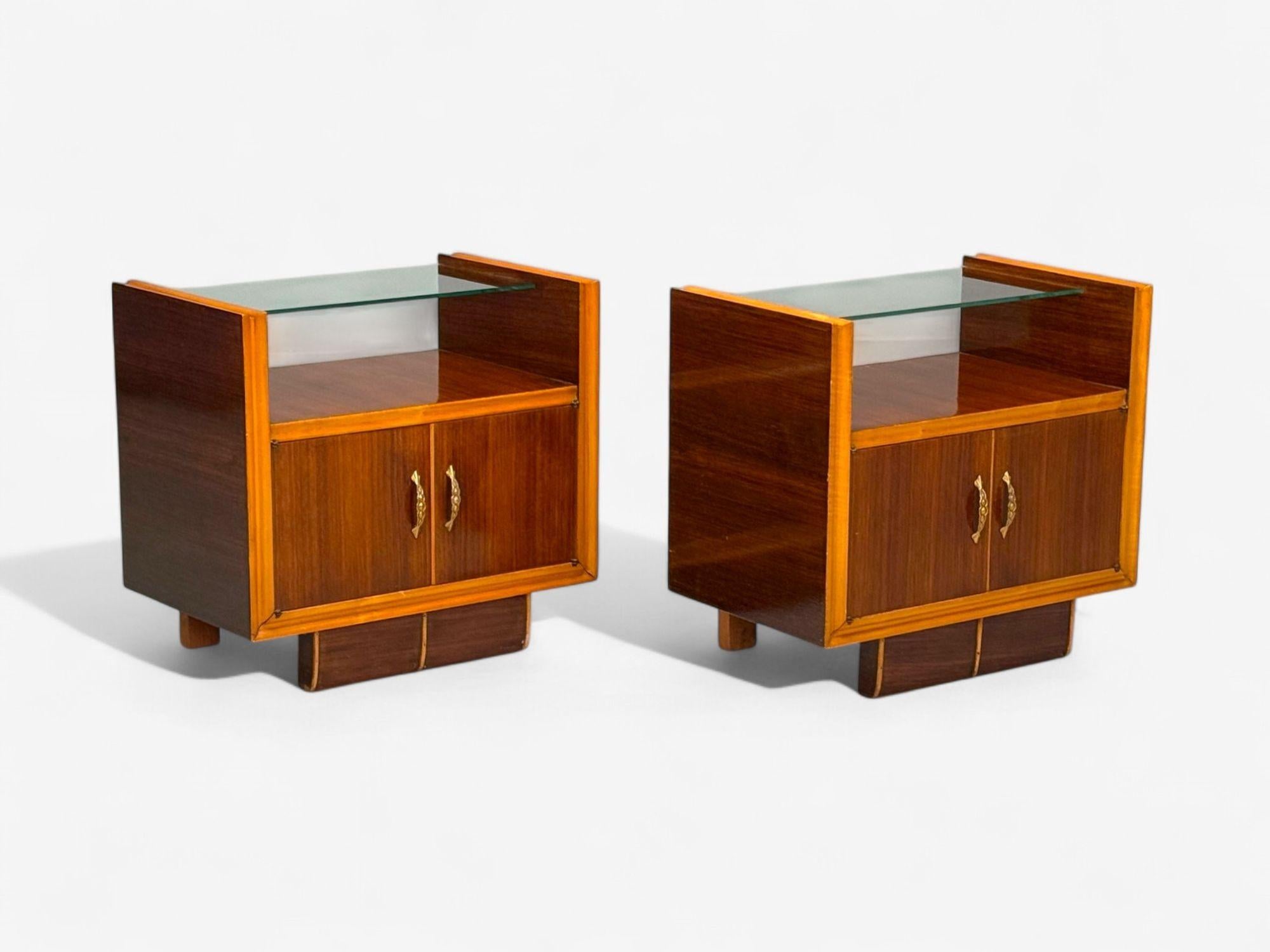 Italienisch modern, Holz, Messing, Glas, Nachttische, Italien, 1950er Jahre im Zustand „Gut“ im Angebot in Manhasset, NY