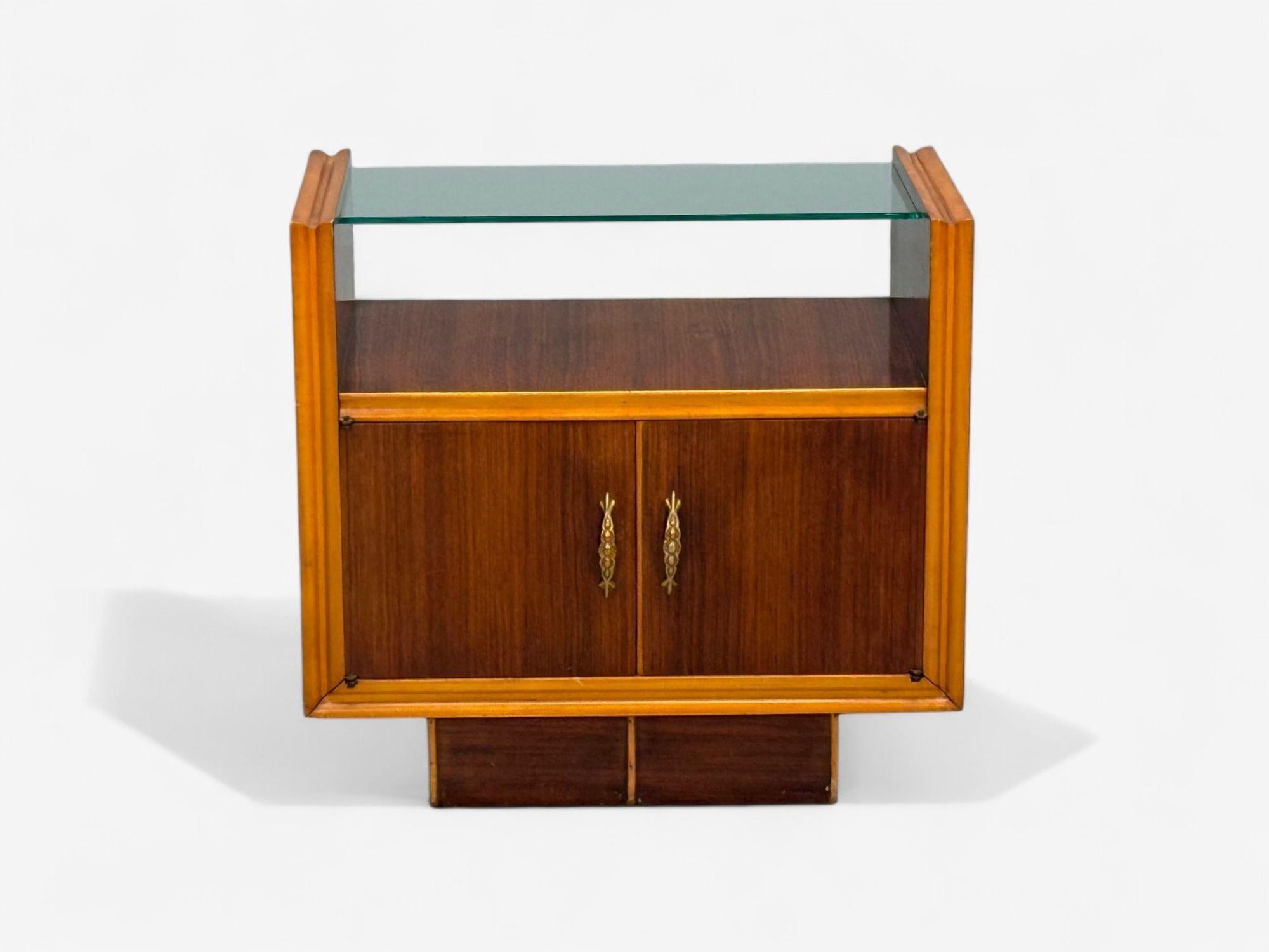 Italienisch modern, Holz, Messing, Glas, Nachttische, Italien, 1950er Jahre (Mitte des 20. Jahrhunderts) im Angebot