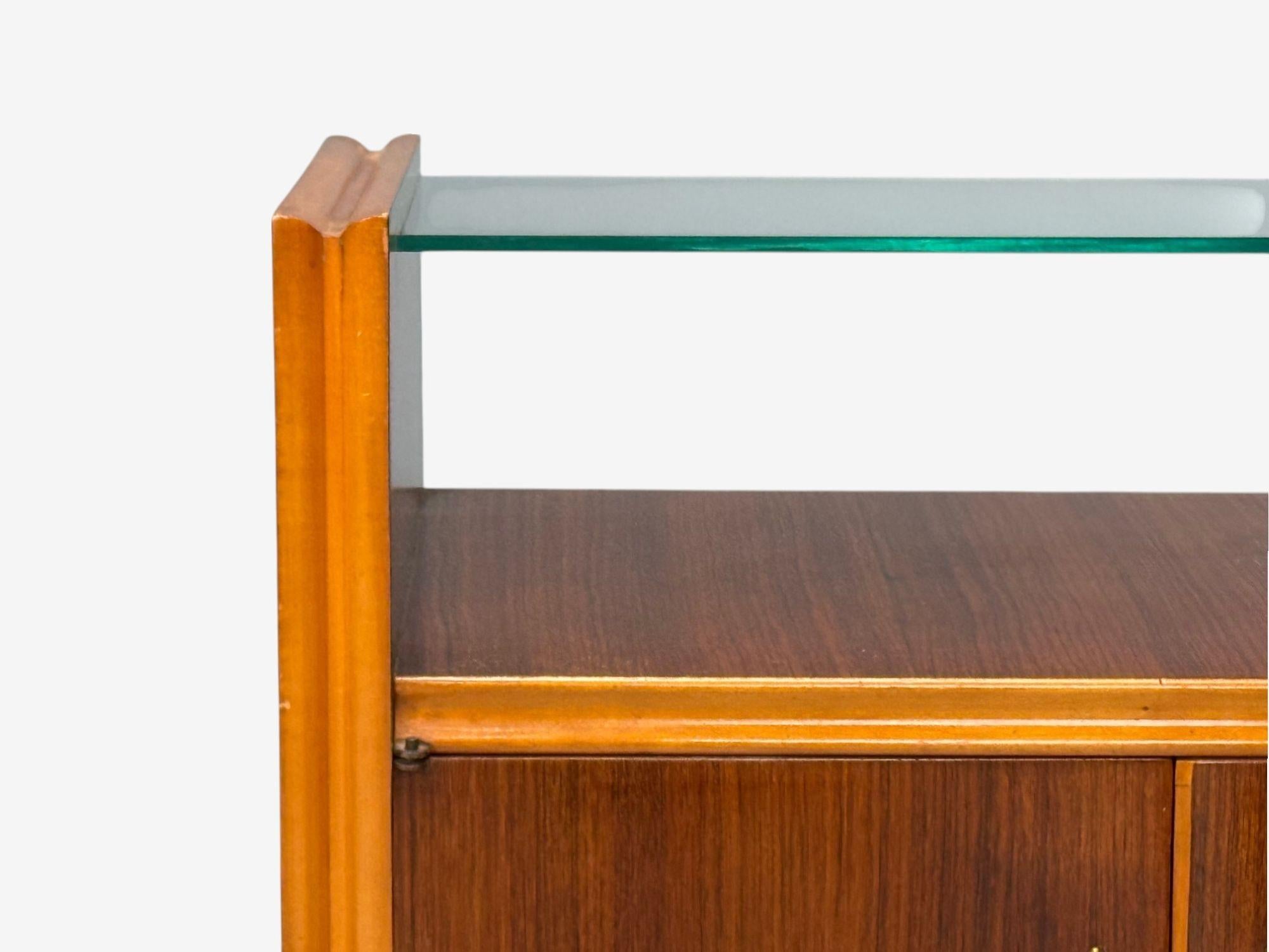 Italienisch modern, Holz, Messing, Glas, Nachttische, Italien, 1950er Jahre im Angebot 1