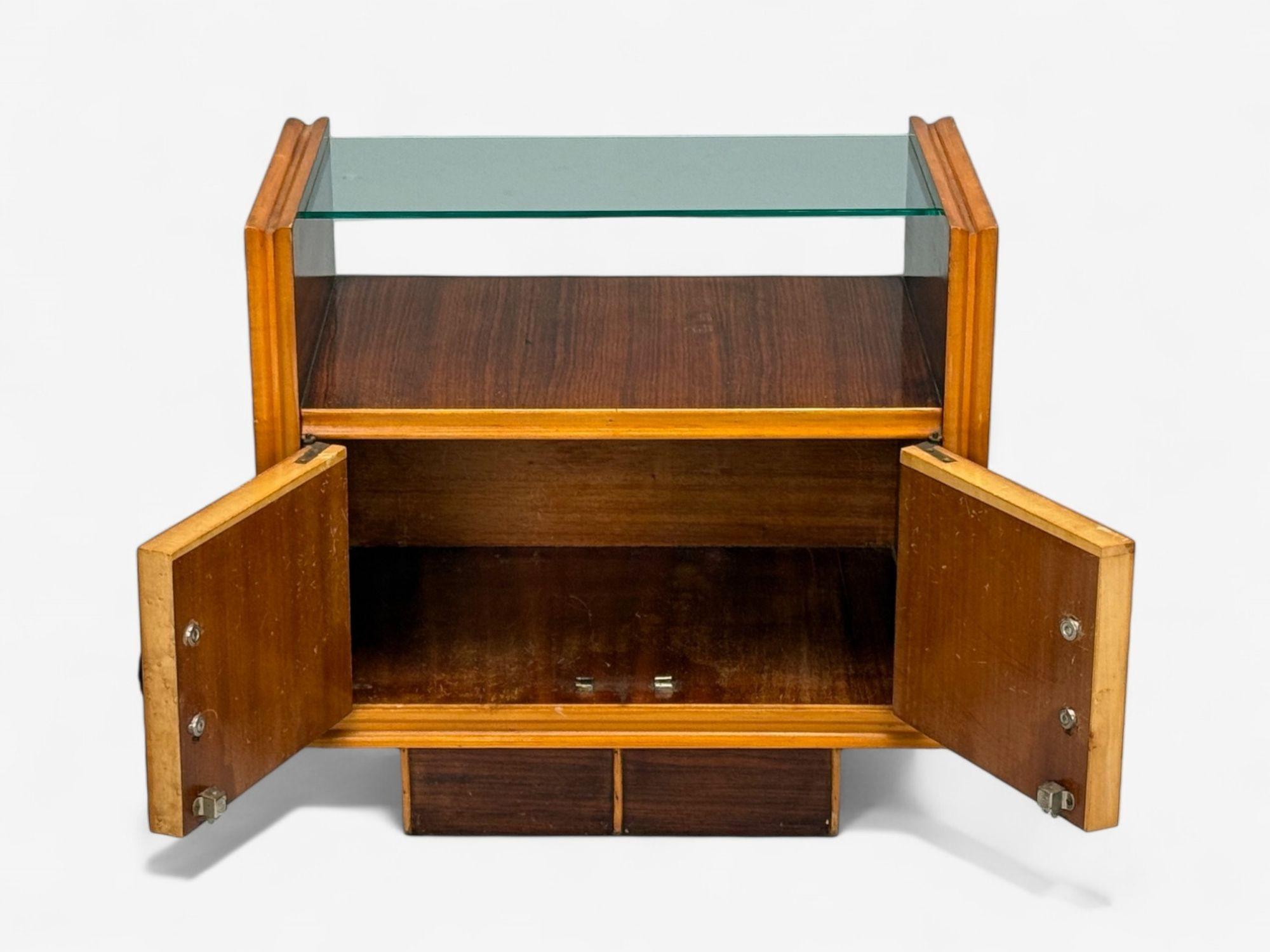 Italienisch modern, Holz, Messing, Glas, Nachttische, Italien, 1950er Jahre im Angebot 4