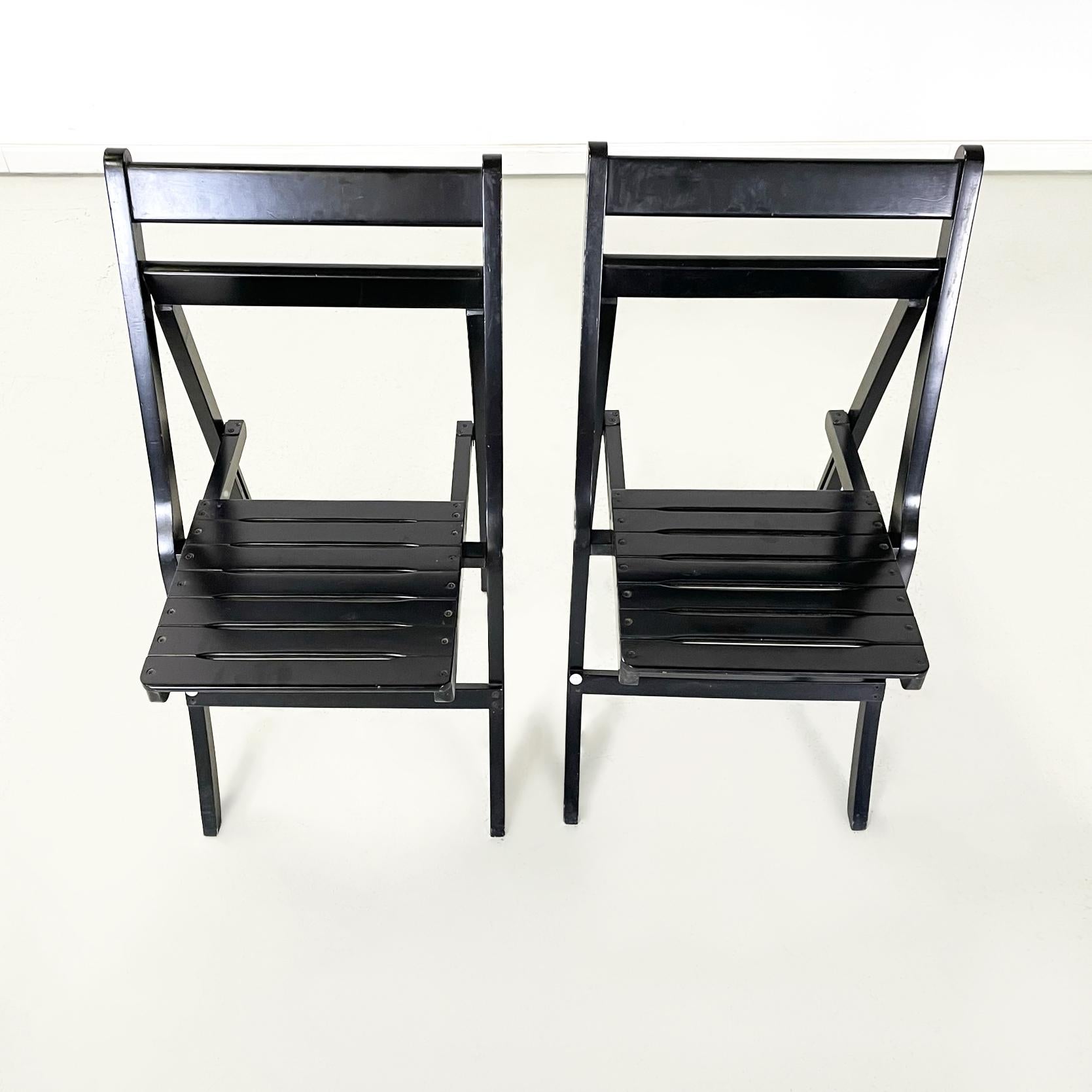 Chaises pliantes modernes italiennes en bois Morettina par Ettore Moretti pour Zanotta, 1970
Chaises pliantes mod. Morettina en bois peint en noir. Le dossier et l'assise sont constitués d'une série de lattes.
Produit par Zanotta dans les années