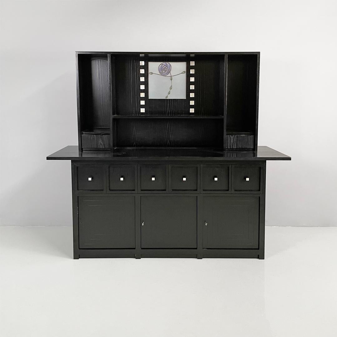 Buffet haut en bois moderne italien par Charles Rennie Mackintosh pour Cassina, années 1980
Planche haute en frêne noir. La structure de la partie supérieure est divisée en quatre pièces, la pièce centrale est décorée d'une fleur avec un panneau de