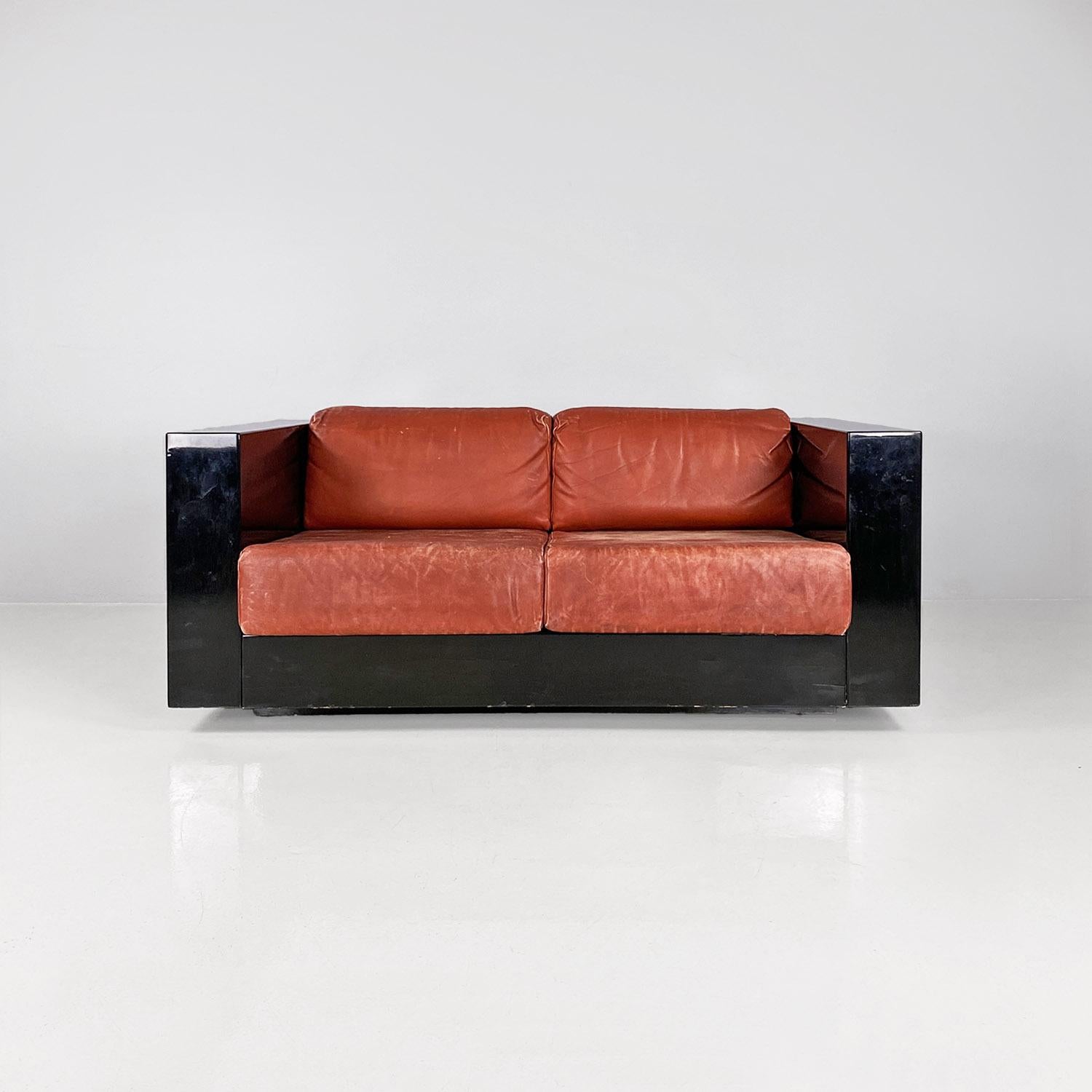 Canapé Saratoga moderne italien en bois laqué noir brillant et cuir marron par Massimo et Lella Vignelli, pour Poltronova, années 1980.
Canapé large à deux places, modèle Saratoga, à structure carrée  avec coins arrondis, en bois laqué noir