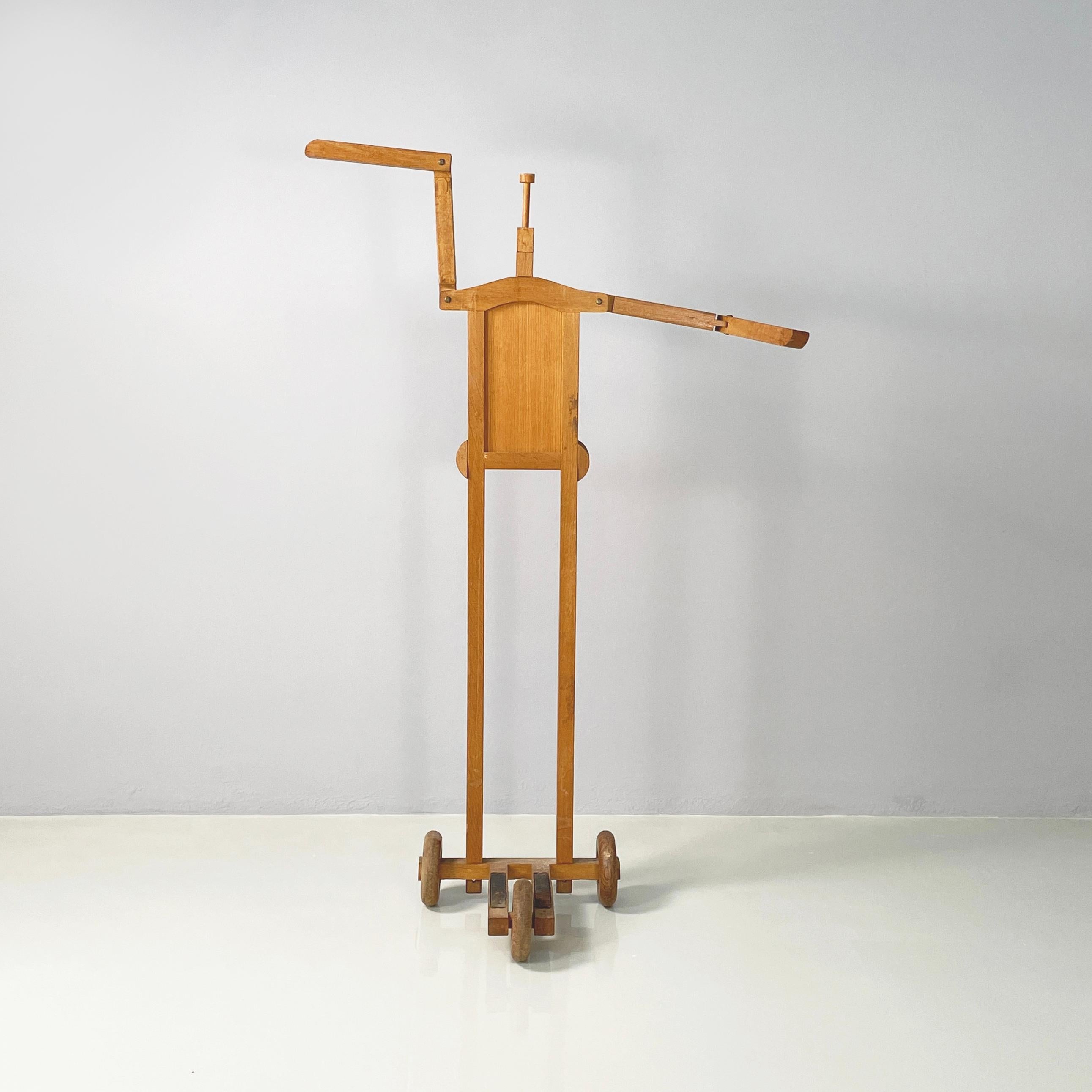 Italian modern Wood valet stand with hat holder by BeroDesign Cacharel, 1980s In Good Condition For Sale In MIlano, IT