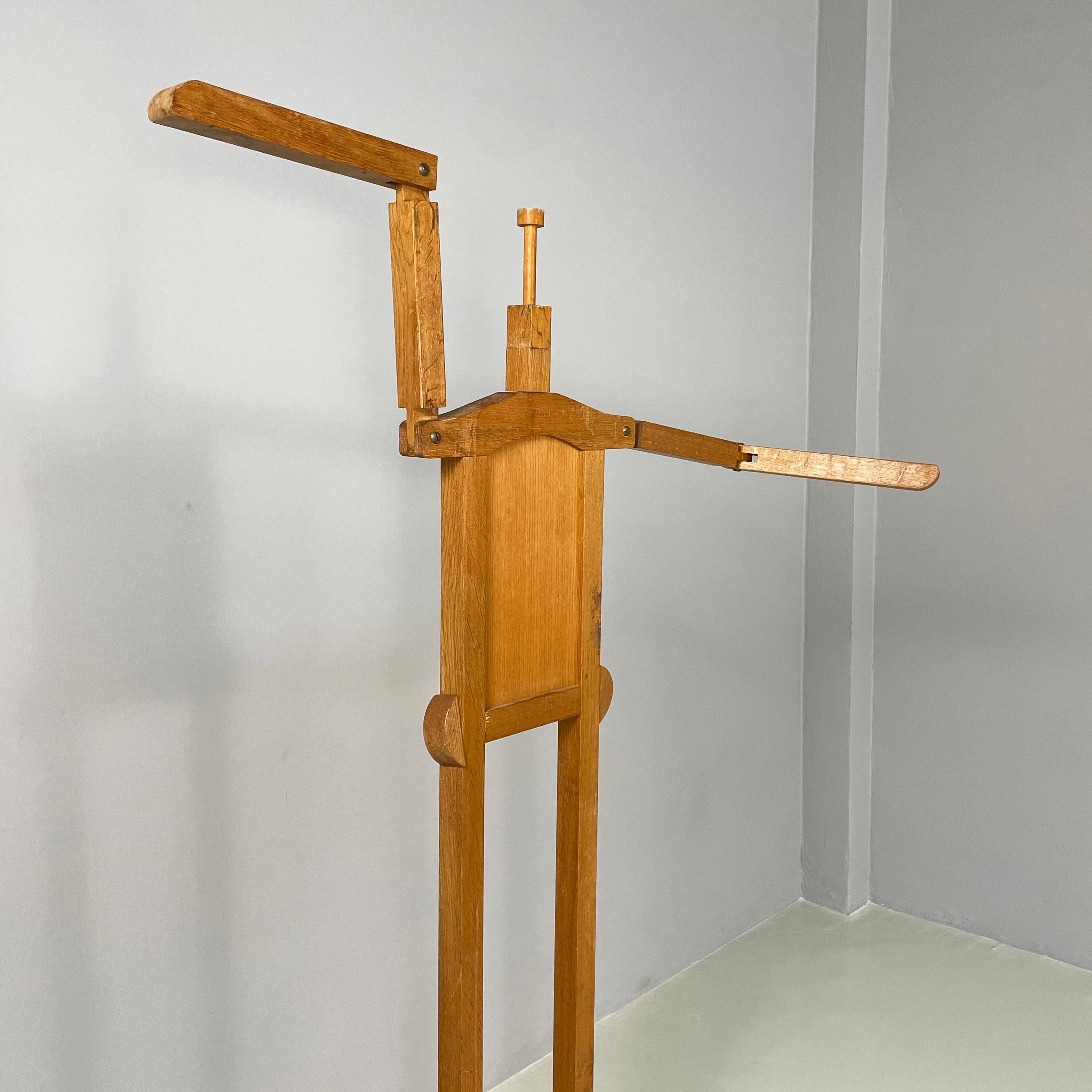Italian modern Wood valet stand with hat holder by BeroDesign Cacharel, 1980s For Sale 4
