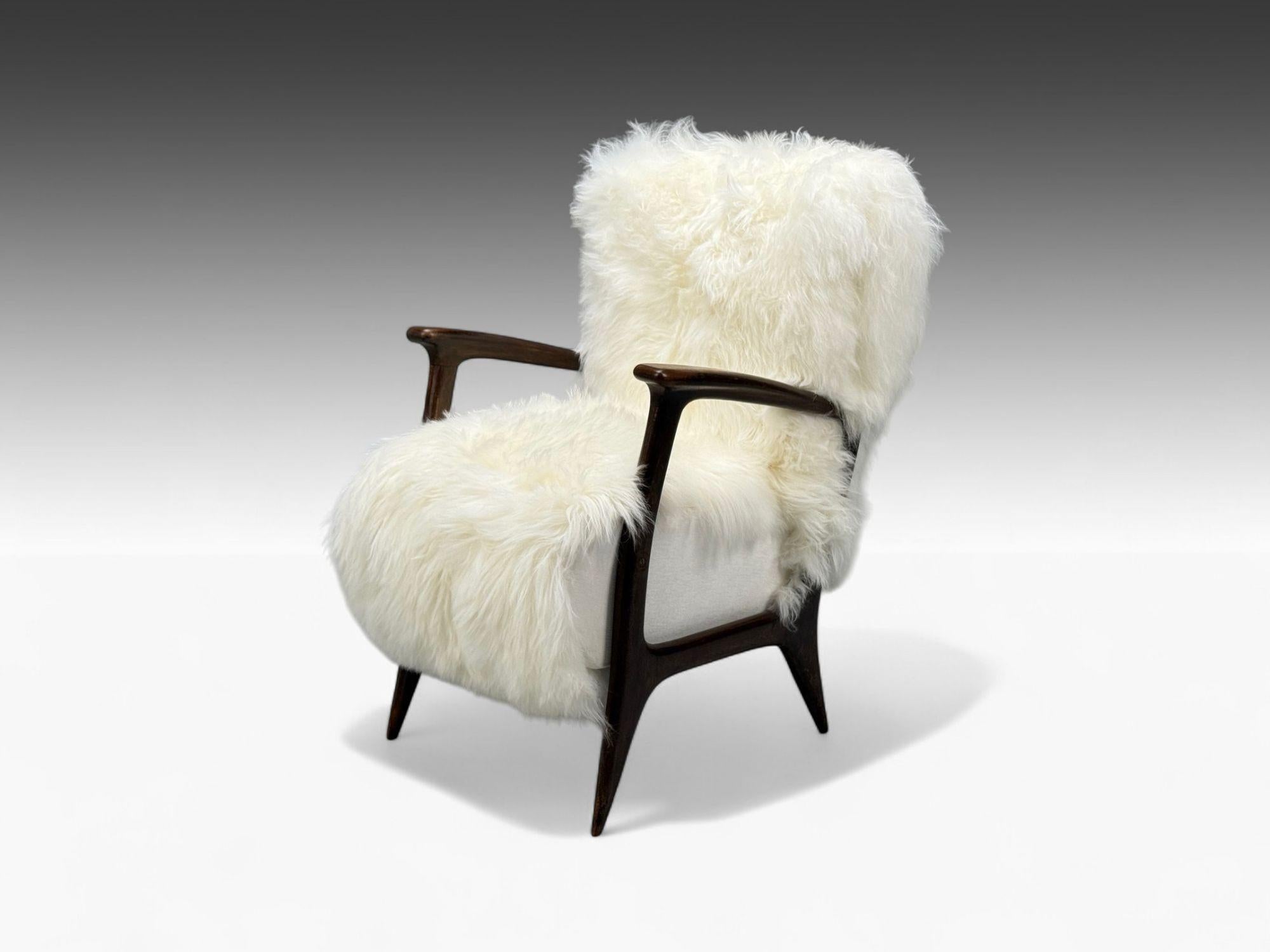 Chaise d'appoint ou à accoudoir en bois et peau de mouton blanche, milieu du siècle dernier, Italie, années 1950

Magnifique chaise longue moderniste en bois teinté et longue fourrure blanche de Mongolie, conçue et produite en Italie vers les années