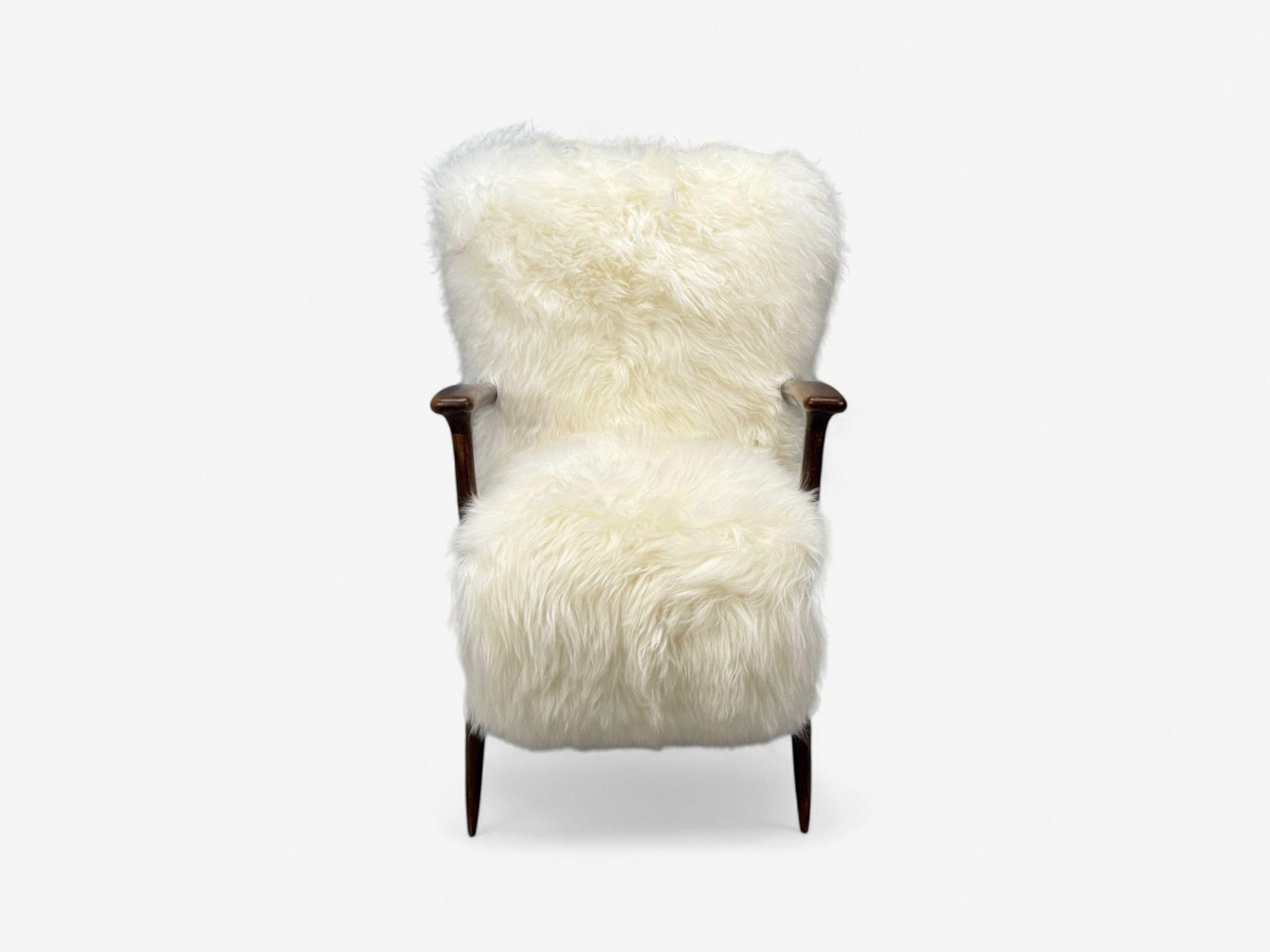 Mid-Century Modern Chaise longue moderne italienne, Wood Wood, Shearling blanc, années 1950 en vente
