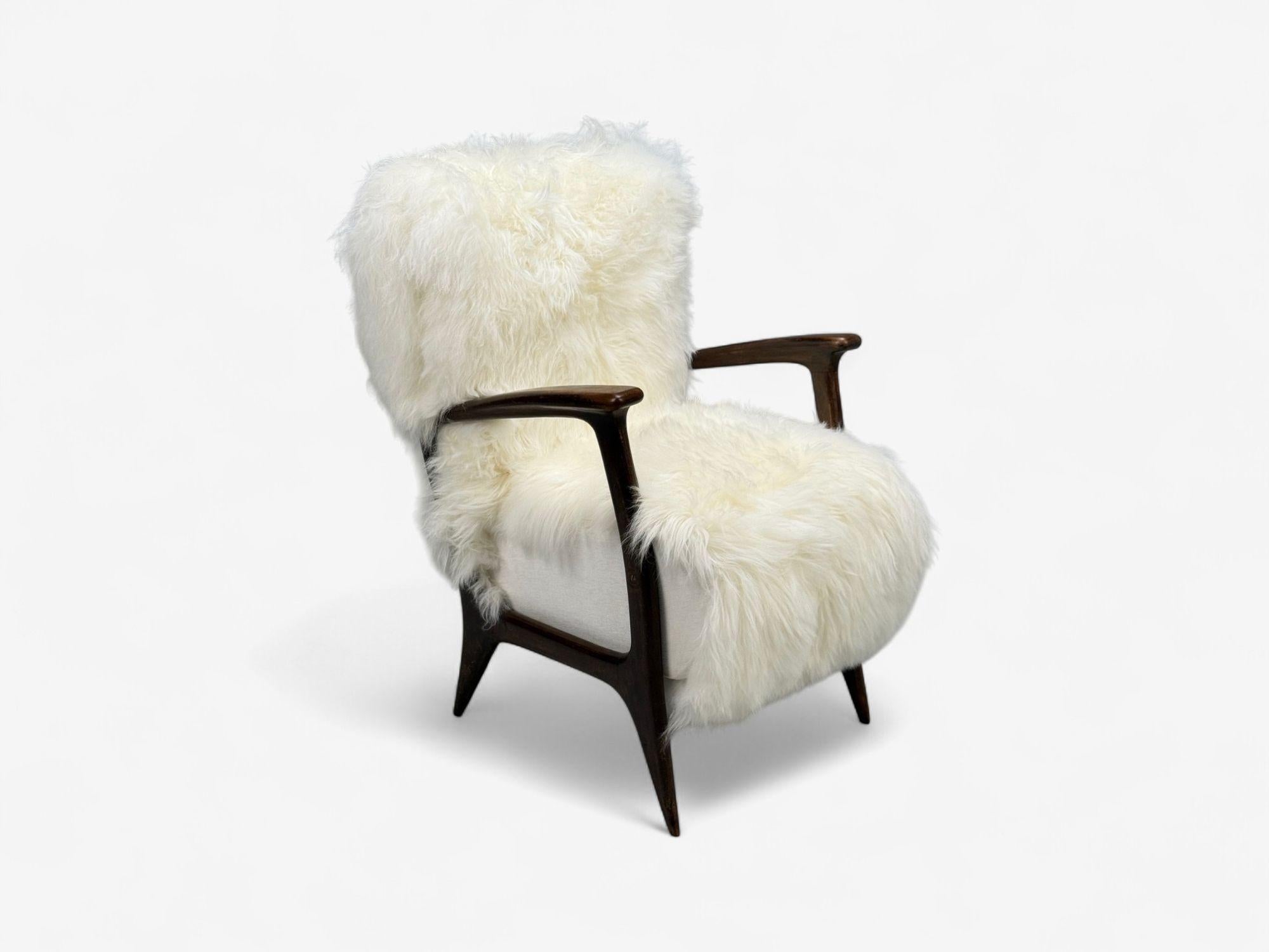 Chaise longue moderne italienne, Wood Wood, Shearling blanc, années 1950 Bon état - En vente à Manhasset, NY