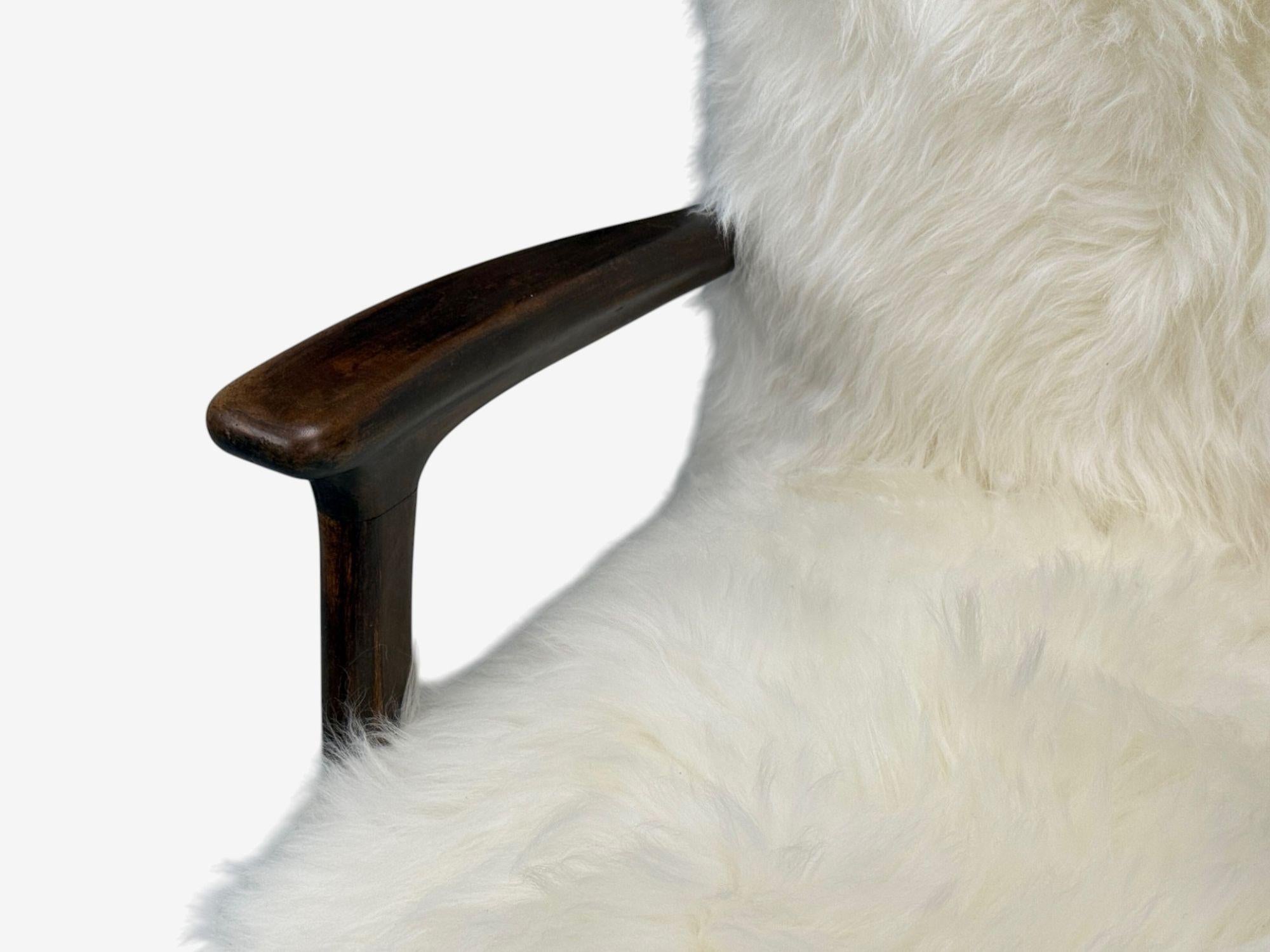Fourrure Chaise longue moderne italienne, Wood Wood, Shearling blanc, années 1950 en vente
