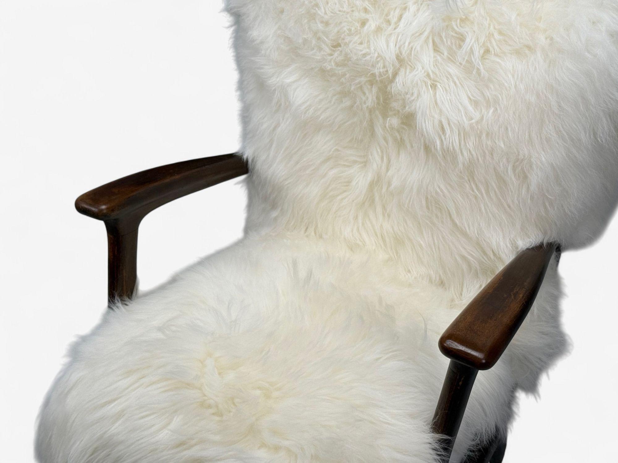 Chaise longue moderne italienne, Wood Wood, Shearling blanc, années 1950 en vente 1