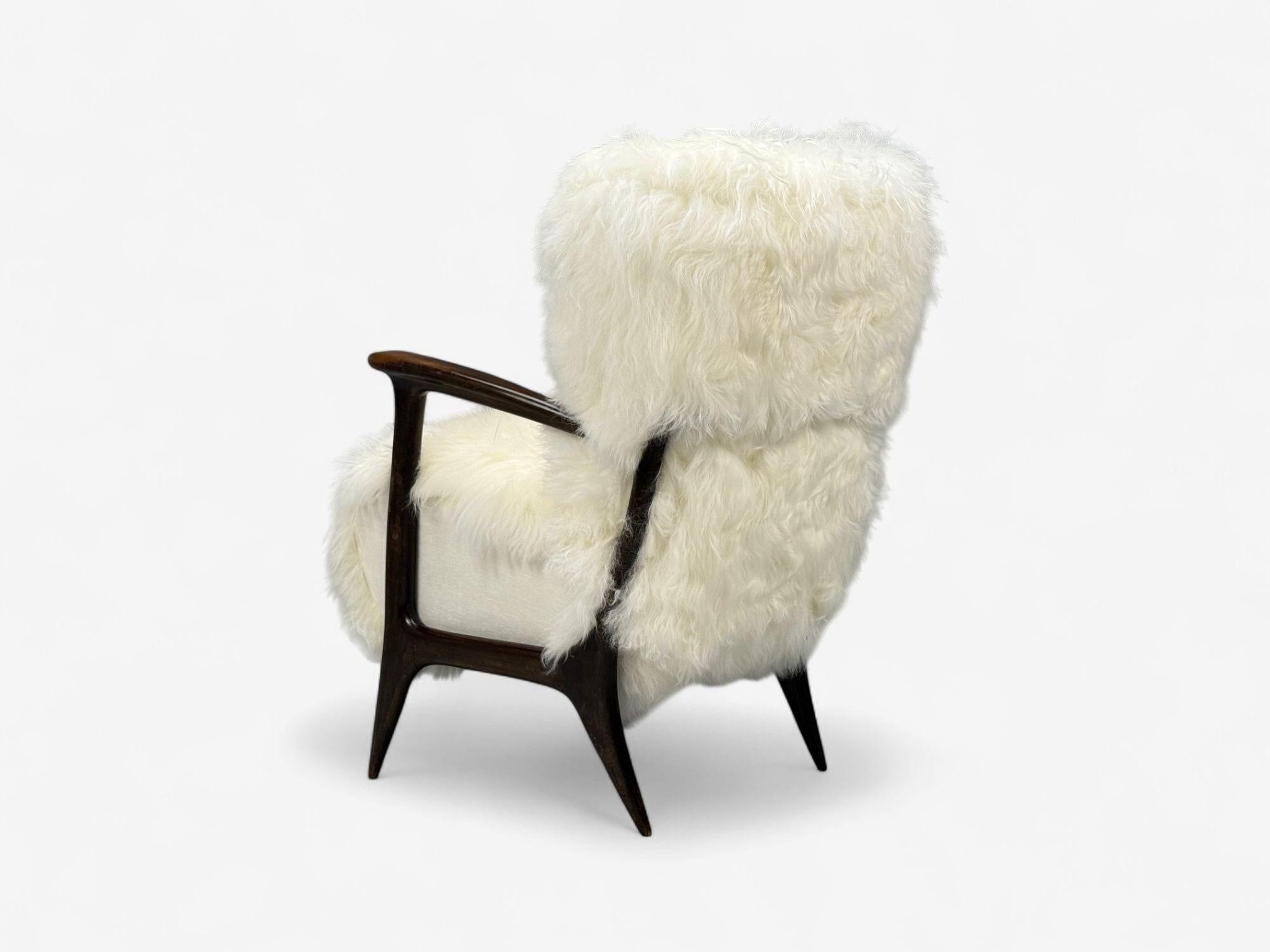 Chaise longue moderne italienne, Wood Wood, Shearling blanc, années 1950 en vente 2