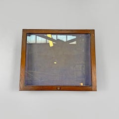 Vetrina da parete italiana moderna in legno e vetro con carta di velluto viola anni '80