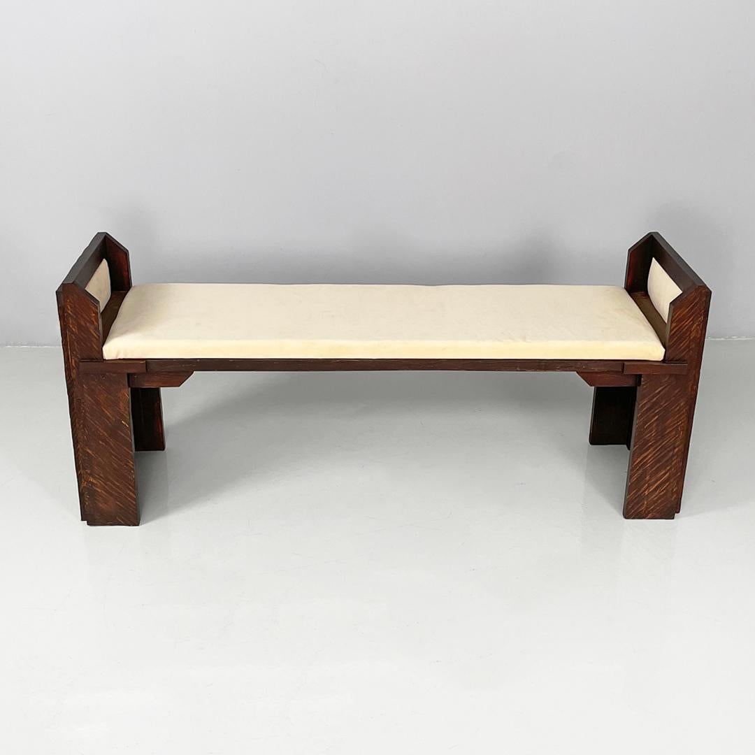 Moderne italienische Bank aus Holz und elfenbeinfarbenem Stoff, 1980er Jahre (Italienisch) im Angebot