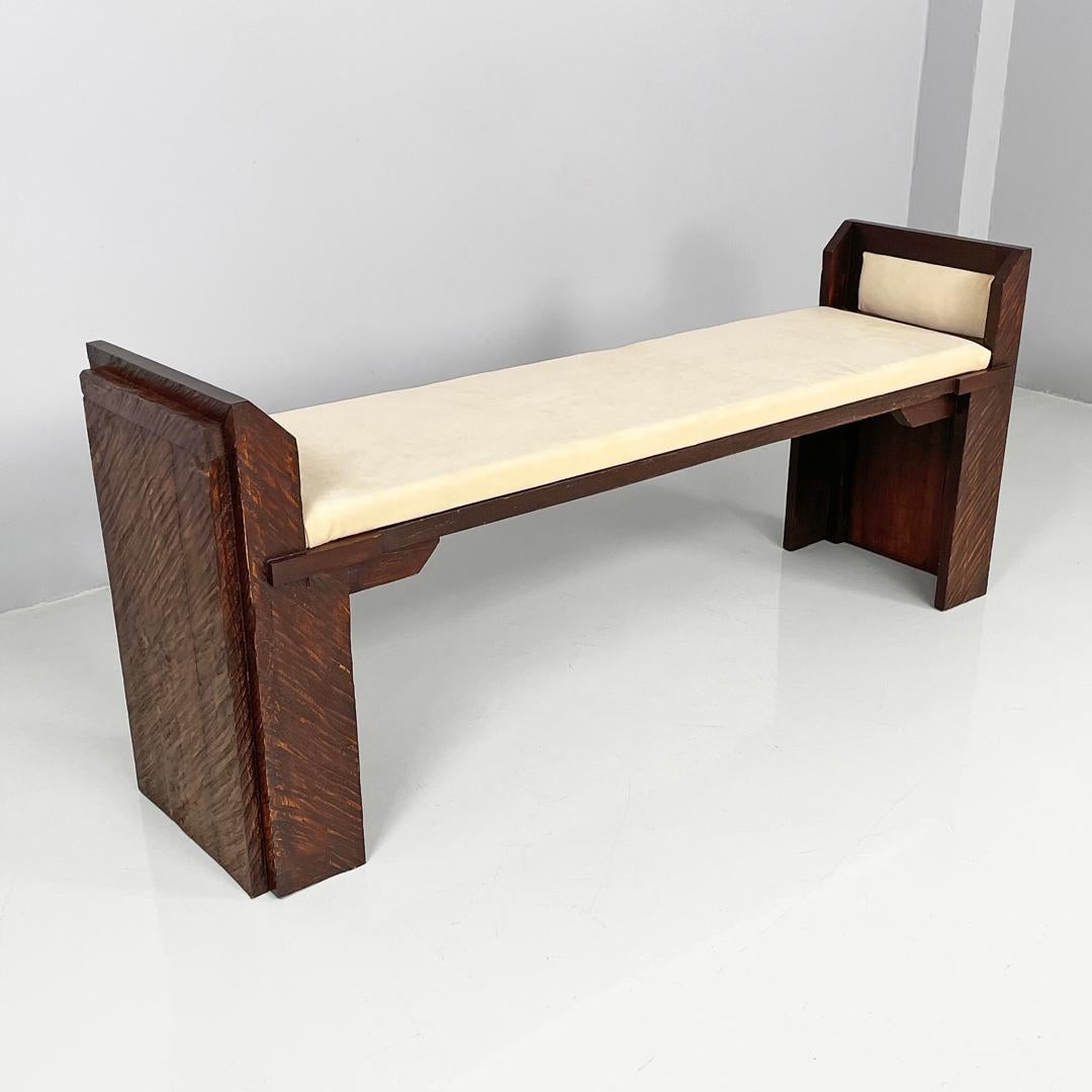 Moderne italienische Bank aus Holz und elfenbeinfarbenem Stoff, 1980er Jahre (Ende des 20. Jahrhunderts) im Angebot