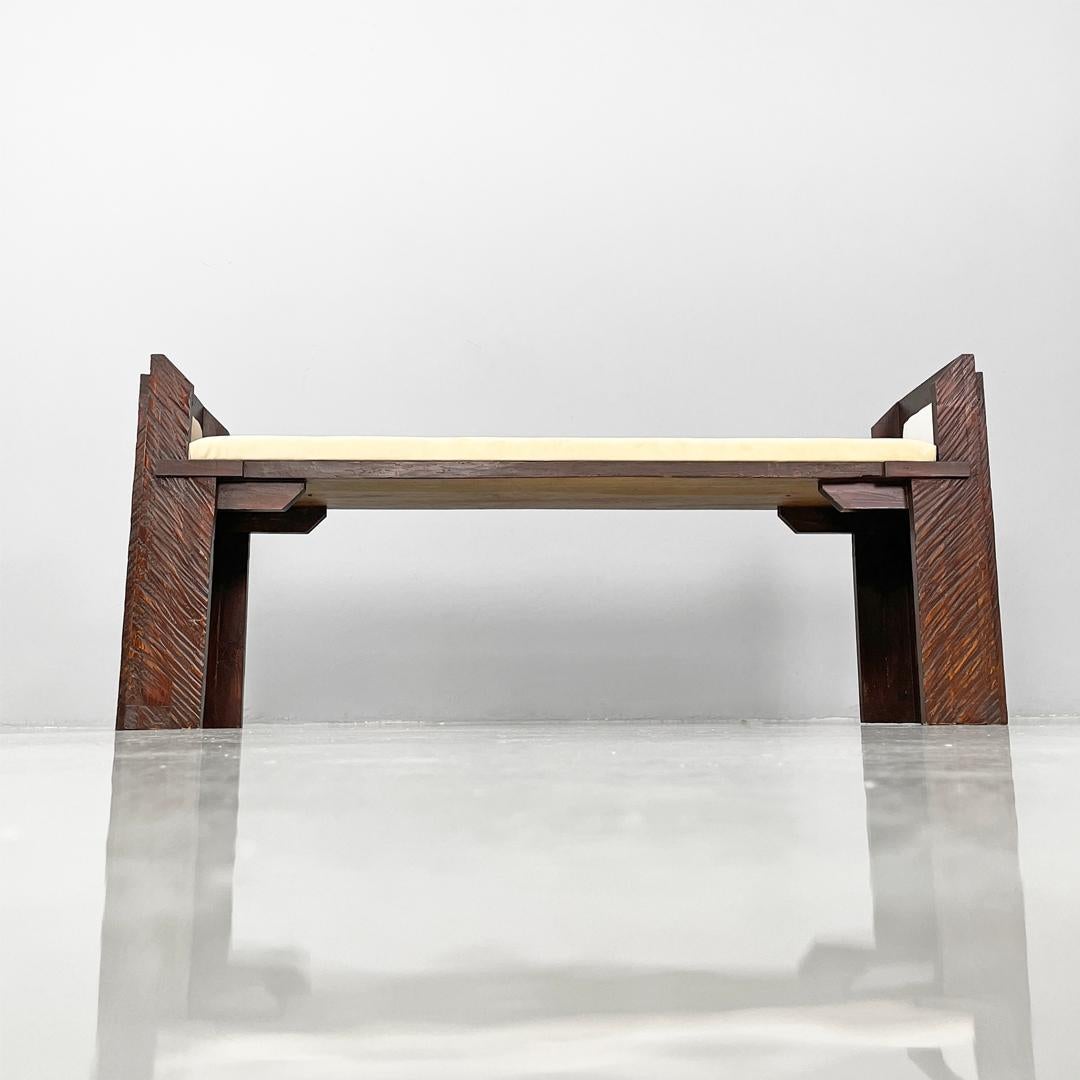 Moderne italienische Bank aus Holz und elfenbeinfarbenem Stoff, 1980er Jahre im Angebot 4