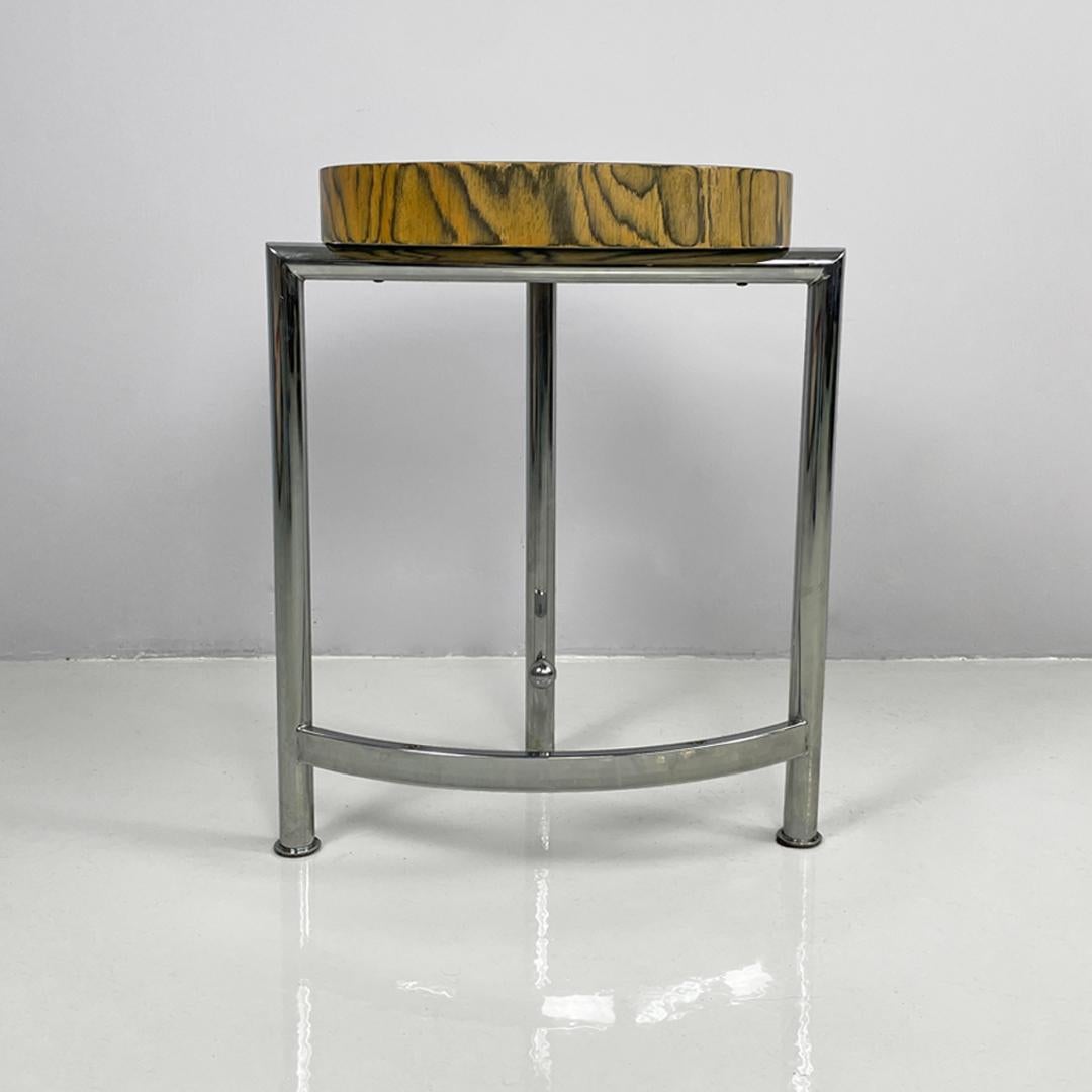 Italienischer moderner runder Couchtisch aus Holz und Metall, 1970er Jahre
Couchtisch mit einer runden Holzplatte. Das Gestell ist aus Metall und hat drei Beine.
Am hinteren Bein ist eine kleine Kugel befestigt, während die vorderen Beine durch