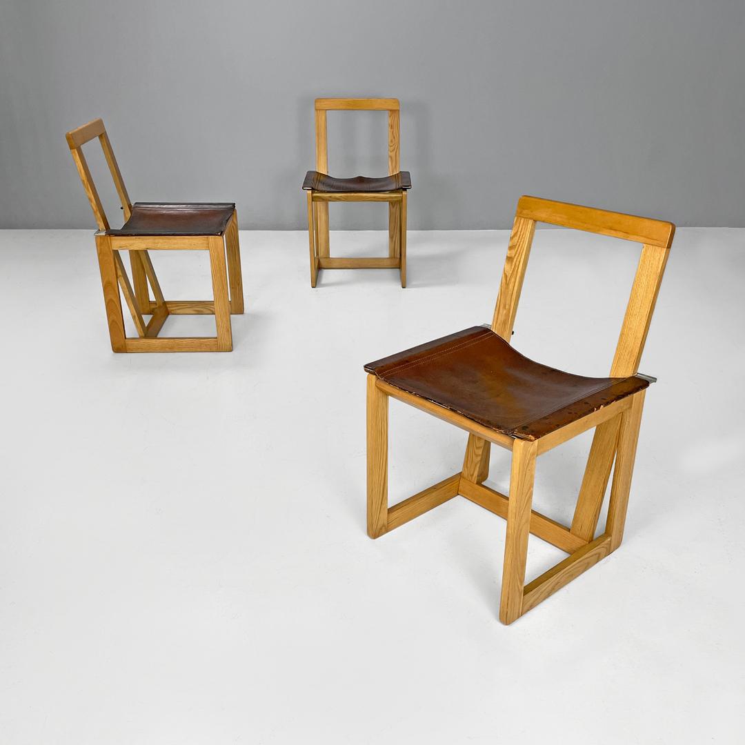 Italian modern wooden chairs with brown leather seating, 1970s
Set of three chairs with square seat. The seat is in brown leather, it is fixed to the backrest via two metal strips that pass along the sides and attach to the structure. The structure