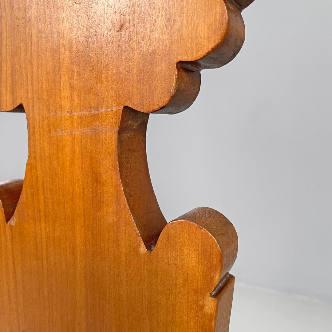 Sillas modernas italianas de madera con decoración hexagonal y festoneado en el asiento, años 70 en venta 4