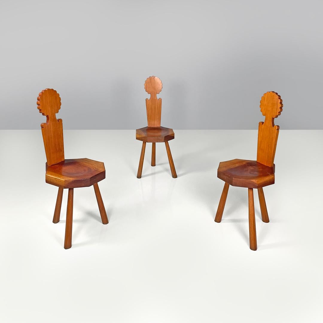Sillas modernas italianas de madera con decoración hexagonal y festoneado en el asiento, años 70
Conjunto de tres sillas totalmente de madera. El respaldo tiene, en la parte superior, un perfil festoneado redondeado que recuerda la forma de una