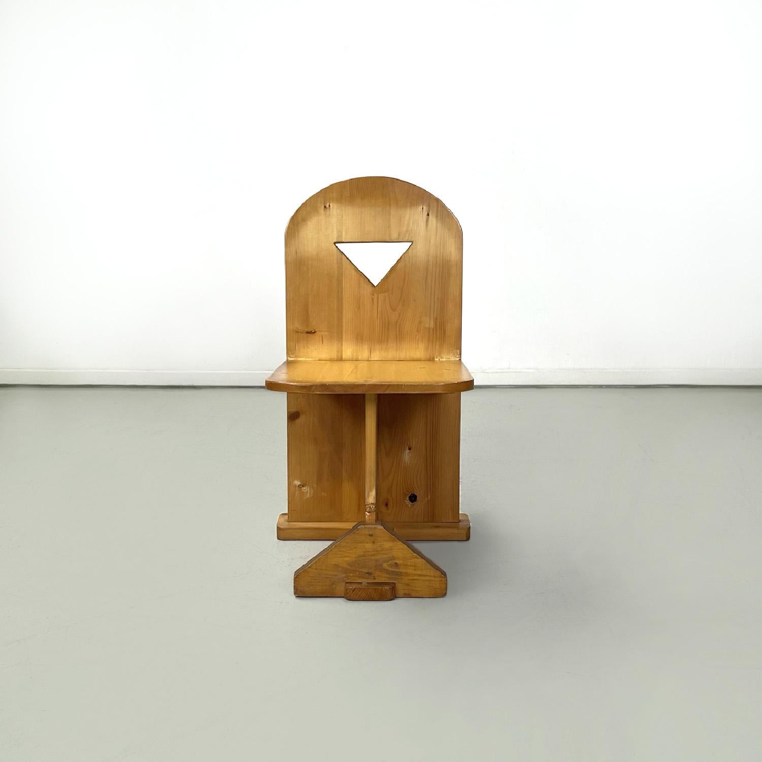 Chaises modernes italiennes en bois avec trous triangulaires, années 1980
Ensemble de six chaises entièrement en bois. L'assise est rectangulaire avec les deux coins avant arrondis, le dossier se termine par un demi-cercle et présente un trou en