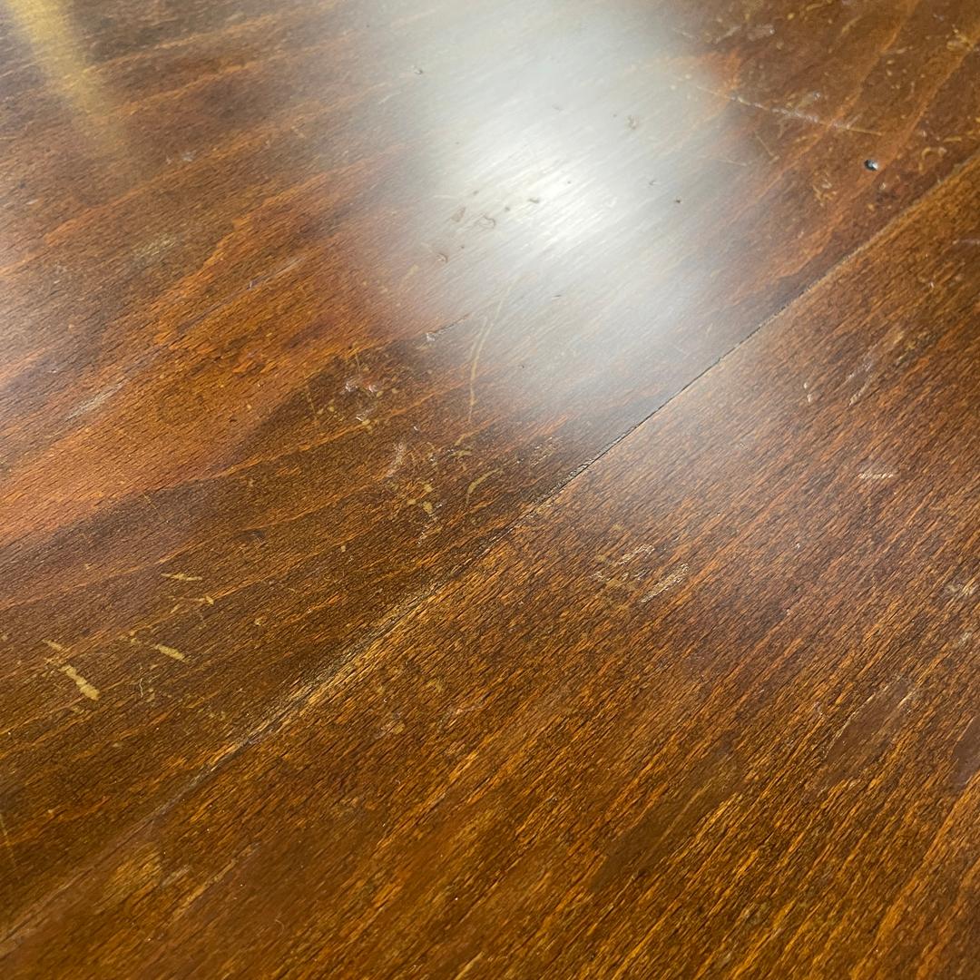 Italian modern wooden coffee table with geometric lines and squared legs, 1970s For Sale 7