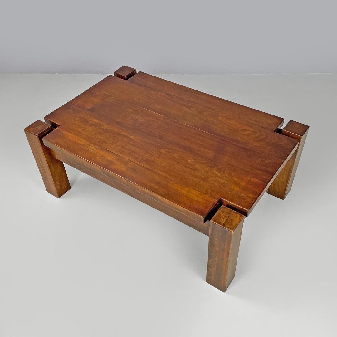 Italian modern wooden coffee table with geometric lines and squared legs, 1970s In Good Condition For Sale In MIlano, IT