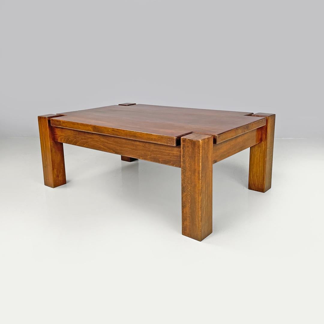 Wood Italian modern wooden coffee table with geometric lines and squared legs, 1970s For Sale