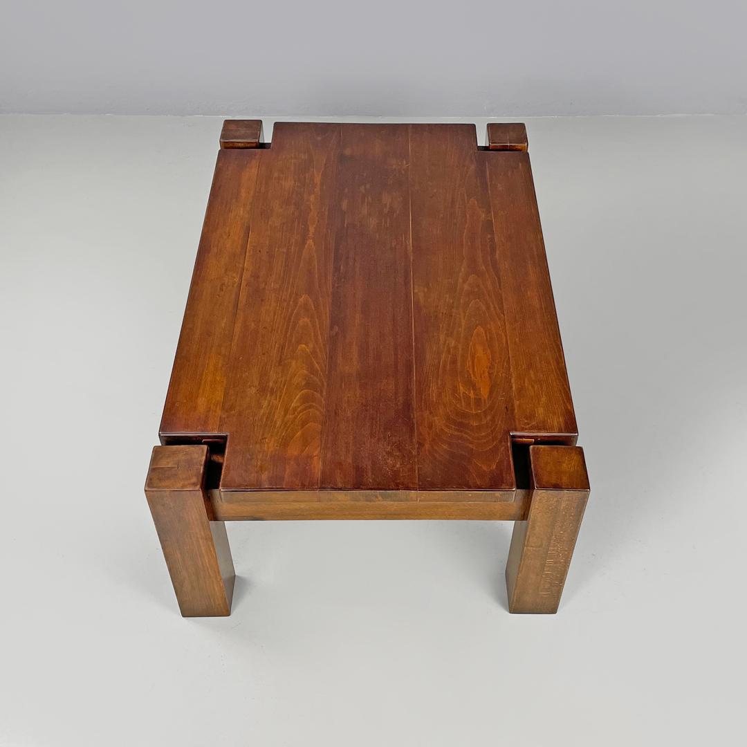 Italian modern wooden coffee table with geometric lines and squared legs, 1970s For Sale 2