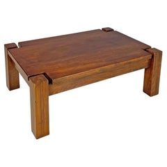 Moderner italienischer moderner Holz-Couchtisch mit geometrischen Linien und quadratischen Beinen, 1970er Jahre