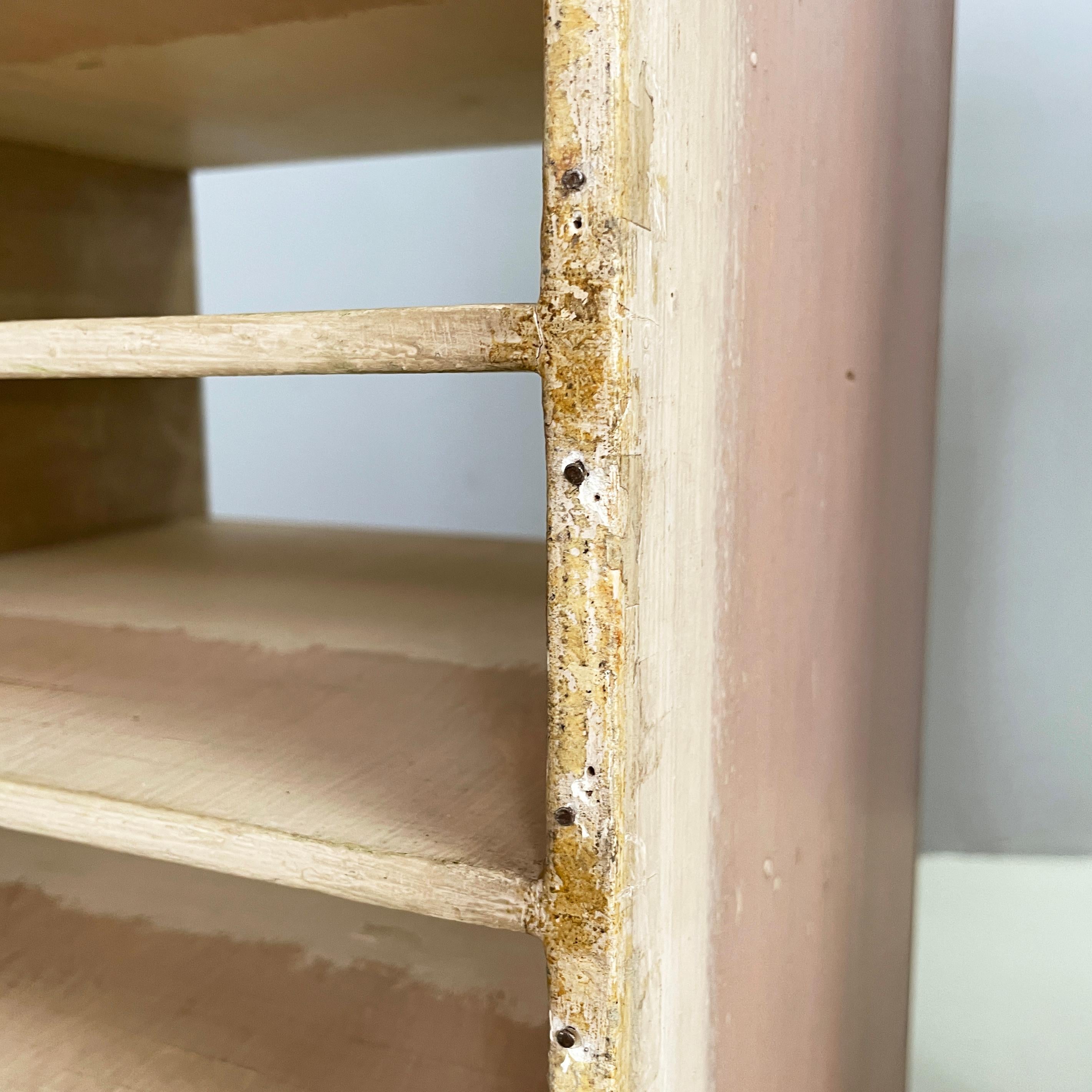 Archiviatore o ripostiglio moderno italiano in legno con ripiani, anni '90 in vendita 3