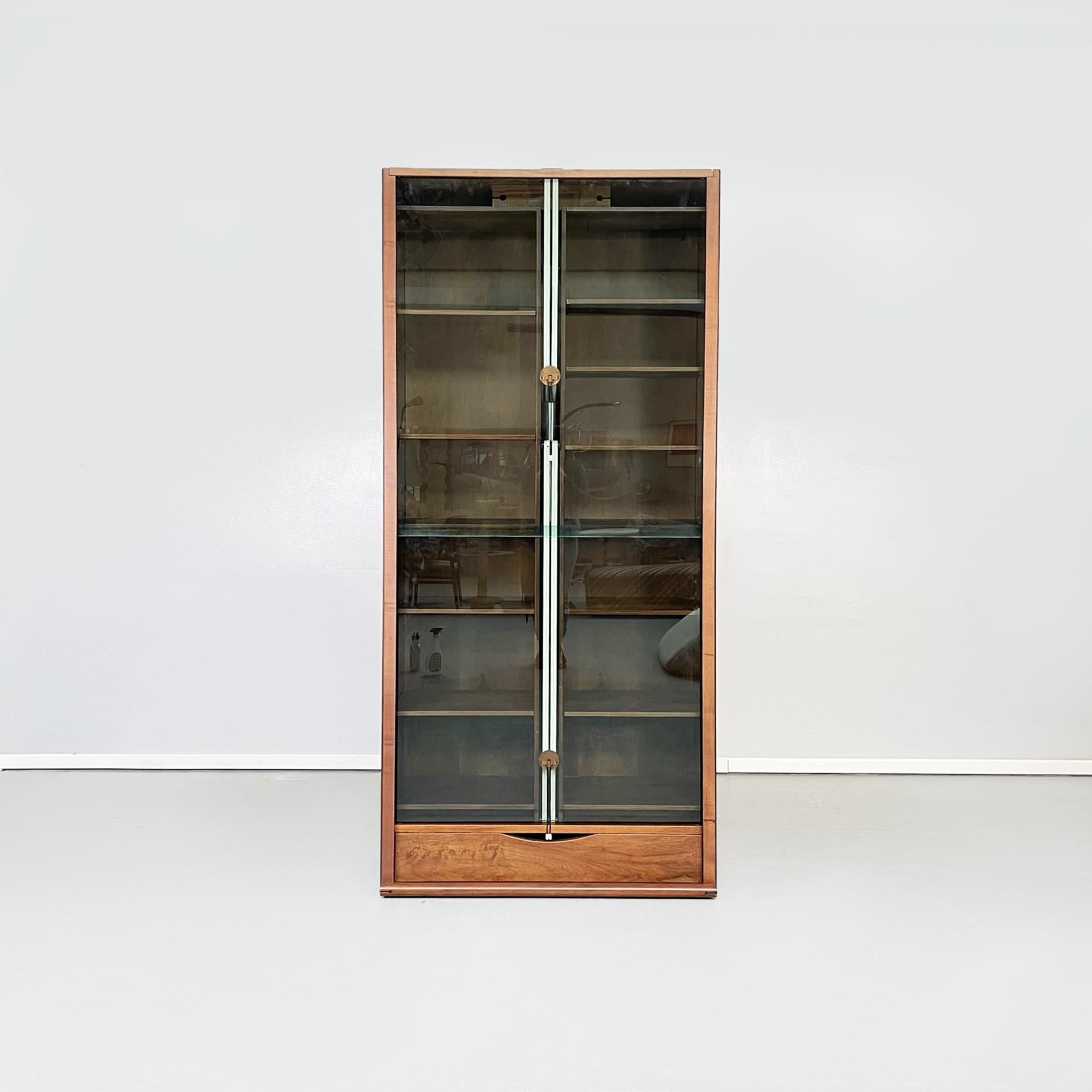 Italian modern Wooden and glass Bookcase mod. Zibaldone by Carlo Scarpa for Bernini, 1974
Bookcase mod. Zibaldone with structure in veneered wood and glass. This particular bookcase has 3 compartments: two accessible thanks to the sliding glass by