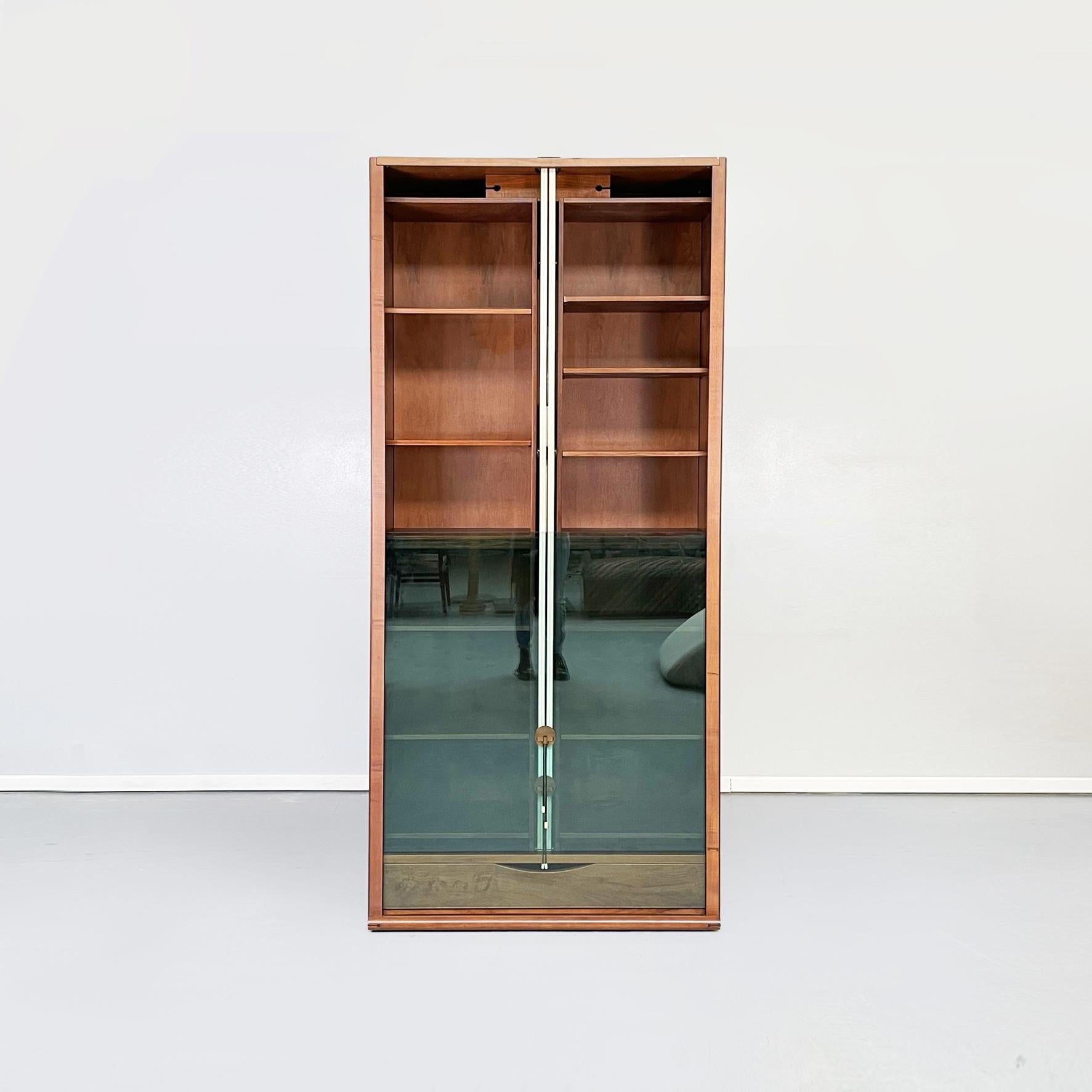Italian Modern Wooden Glass Bookcase Zibaldone by Carlo Scarpa for Bernini, 1974 In Good Condition For Sale In MIlano, IT