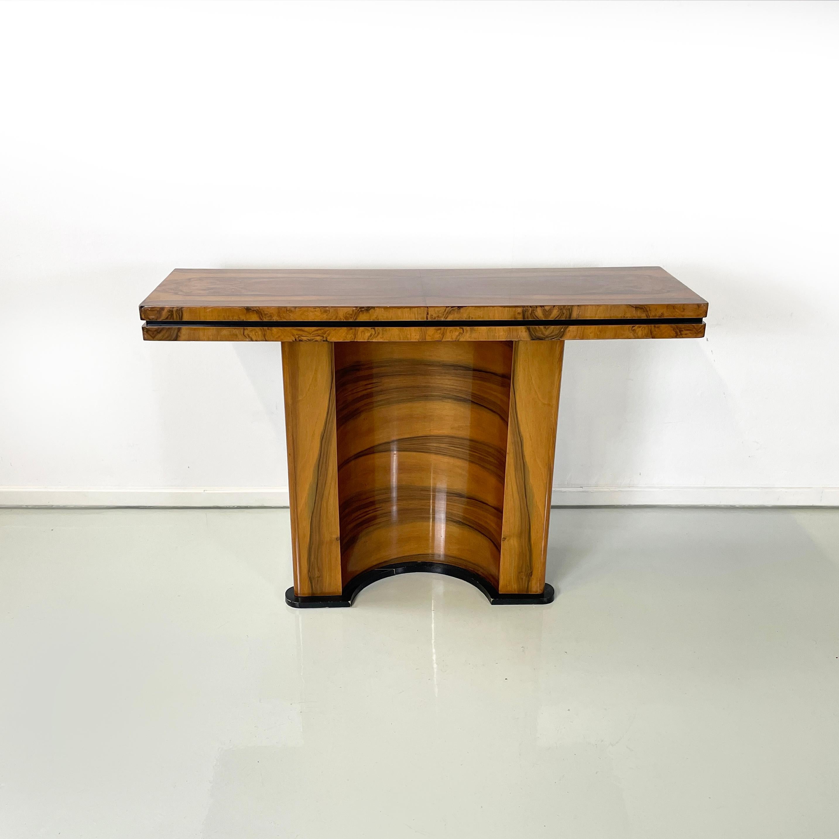 Italienische moderne rechteckige Holzkonsole mit schwarzen Holzdetails, 1970er Jahre
Konsolentisch mit rechteckiger Platte, ganz aus Holz mit glänzender Oberfläche. Die Platte hat eine Front mit abgerundeten Ecken und einer dekorativen Aussparung