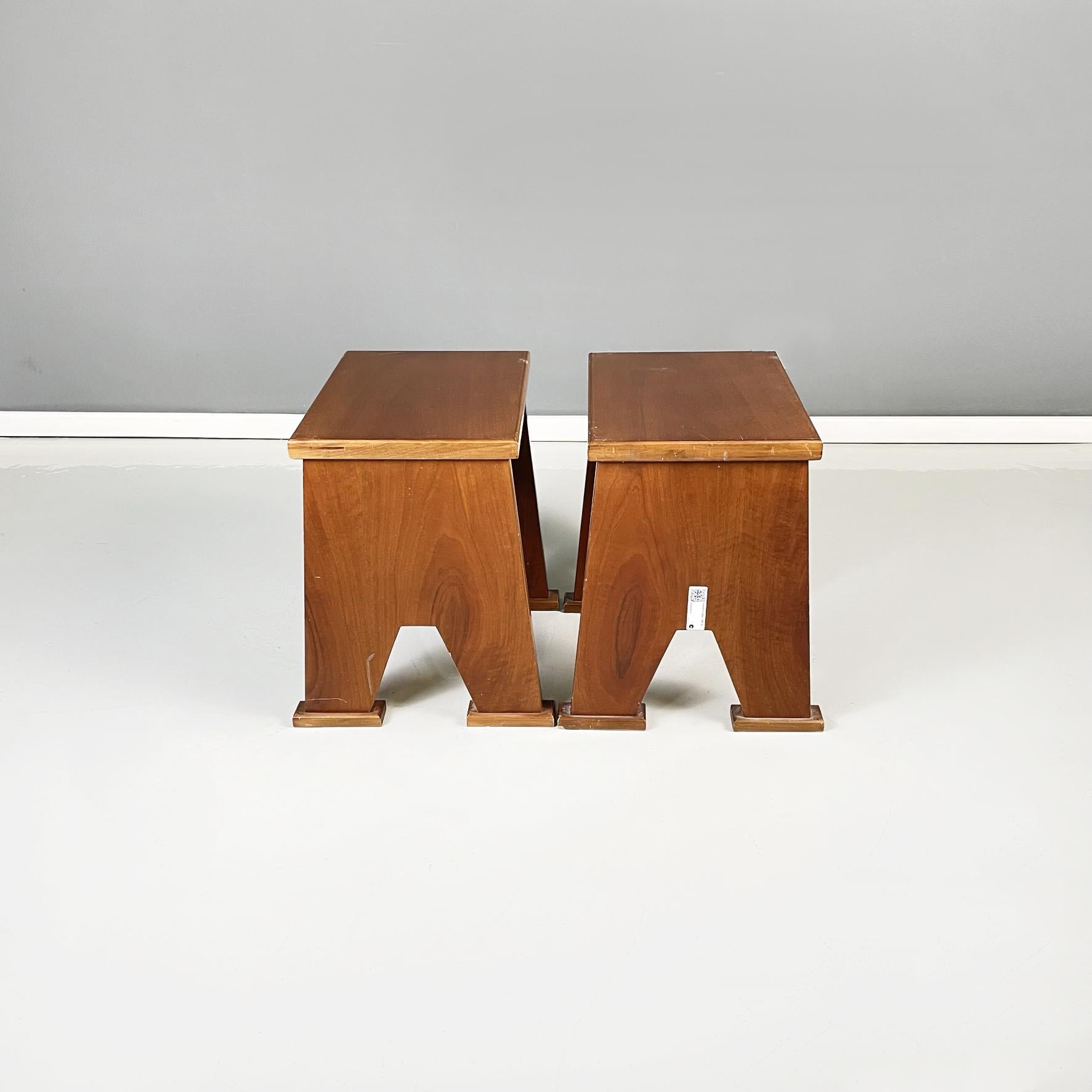 Italienische moderne rechteckige Holzhocker im Art-déco-Stil, 1970er Jahre
Paar Hocker mit rechteckigem Holzsitz. Die Beine sind im Querschnitt rechteckig und in der Mitte durch einen Balken verbunden. Rechteckige Füße. Verwendbar als Nachttische,