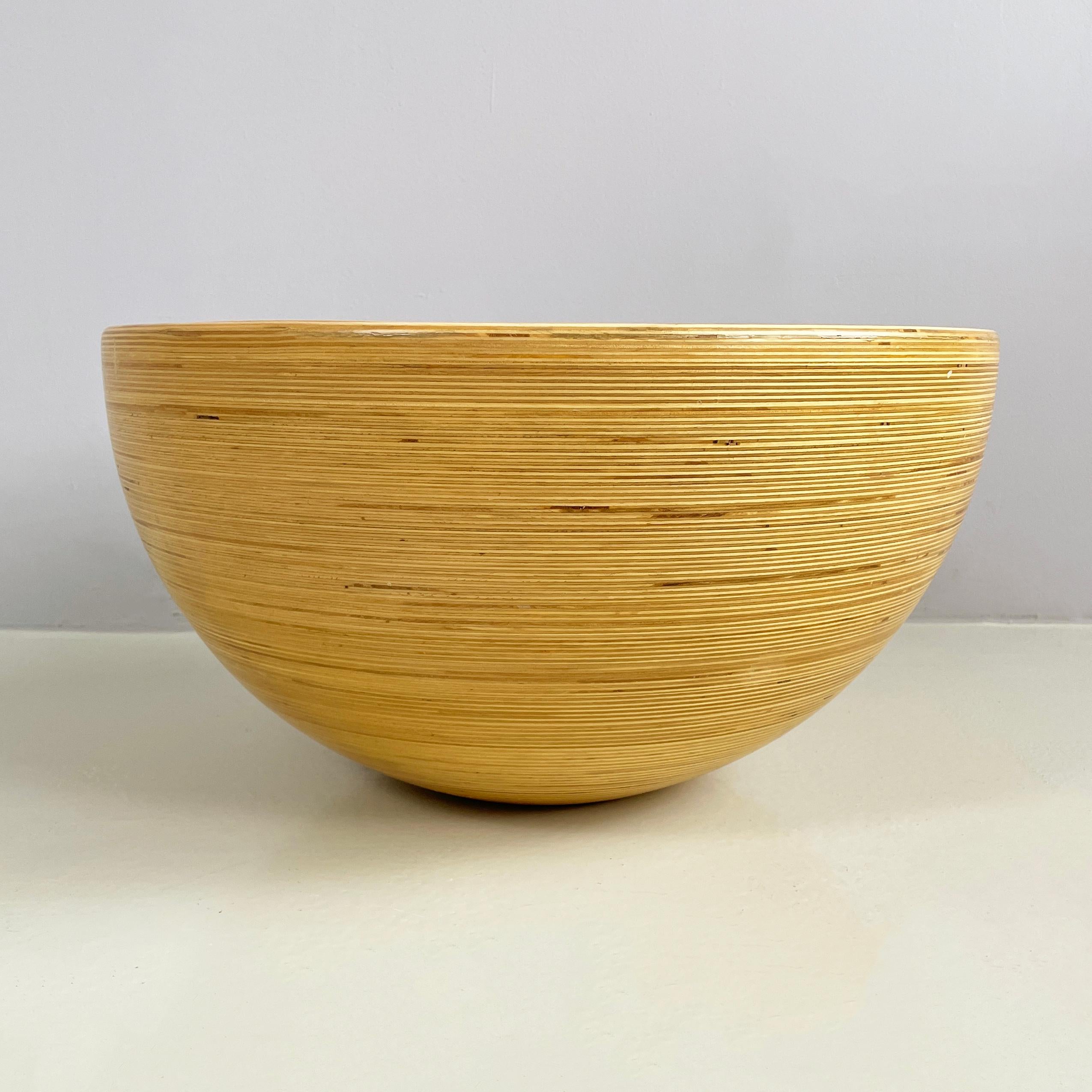 Vaso da terra rotondo o mobile bar in legno moderno italiano di Pino Pedano, anni '80
Vaso rotondo decorativo da terra interamente in legno chiaro. Sul profilo superiore è presente una scanalatura decorativa. Il vaso a semisfera ha un piano interno