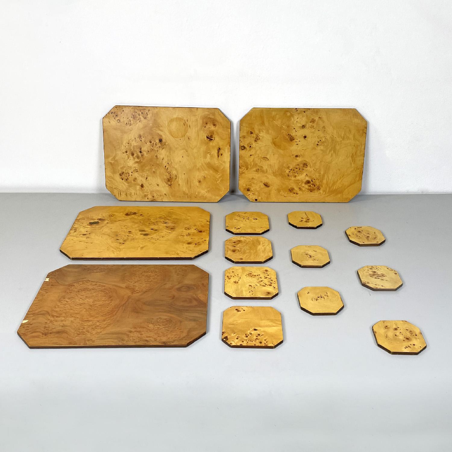 Italienisches modernes Holzgeschirr von Felice Antonio Botta Designer, 1973
Set aus vier Tischsets, vier größeren Untersetzern und sechs kleineren Untersetzern, alle aus Holz. Alle Elemente des Sets haben abgeschnittene Ecken. Eines der vier