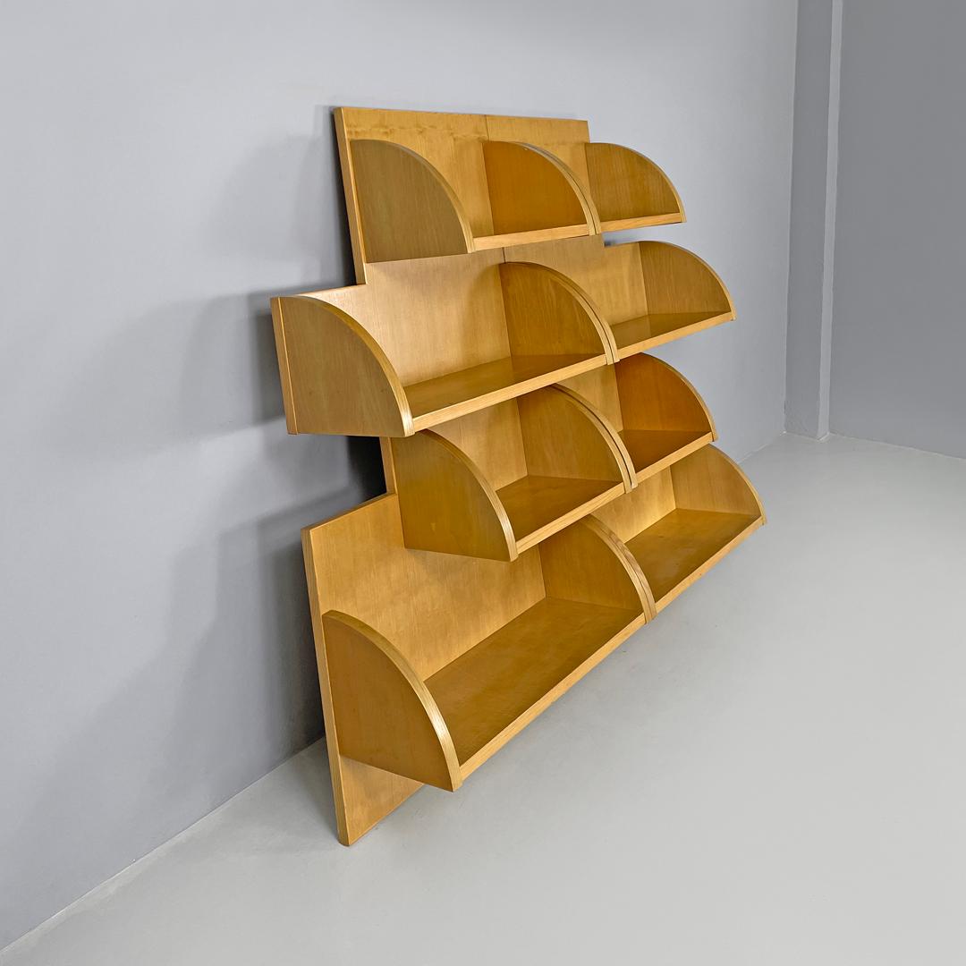 Dutch modern wood wall bookcase by Derk Jan De Vries with rounded shelves, 1980s In Good Condition For Sale In MIlano, IT
